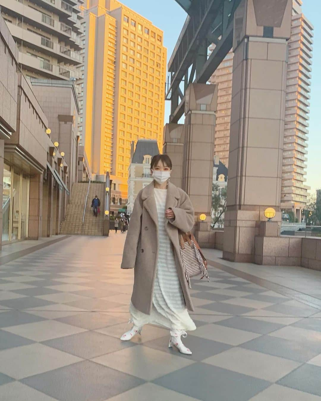 佐々木千紘さんのインスタグラム写真 - (佐々木千紘Instagram)「ついに私も33歳に❤︎大変な世の中ではありますが、日々少しずつ成長はできているかな？🤔とは思います(本当にまだまだではありますが、、、🙏🏻)🌙💘ちなみに結婚をして4年🌸5年目に入りました🙆‍♀️🙇‍♀️✨去年はサロンもオープンすることができ、旦那さんにも感謝です🙇‍♀️🙏🏻✨今日は早めの時間に結婚式をしたロブションにて結婚式ぶりにご飯をたべてきました🍽💕接客やら料理のクオリティやら本当に勉強になります💕💛👏🏻ありがとうございました🙇‍♀️✨  .  実家とおばあちゃんからも午前中便で、煮しめや松茸ごはんが届いたので、明日の朝から食べようと思います🙏🏻✨✨  .  皆様、明日からもよろしくお願い致します🙇‍♀️❤︎💞明日はまだ所々に空きがございますが、連絡待ちの方が数名おりますので、埋まりが早いかもしれません🙏🏻よろしくお願い致します🌸🌸🌸  .  #恵比寿#ジョエルロブション」2月16日 20時14分 - chipisasaki