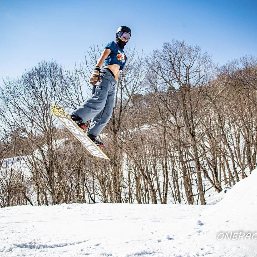 SuzukiAtsuhiroのインスタグラム：「カメラ目線📸 @naotooo3 @onepackphotos 🙇‍♂️ @altsbandai  @romesds_japan  @girosnow_japan  @dominatorwax  @ebsmission  @hope__og  @the.suns  @aoyamagakuinuniversity  #アルツ磐梯スキー場 #romesds #giro #dominator #ebsmission #hope #thesuns #チューンナップ工房mk #スノーボード #スノボ #snowboard #snowboarding #snowboarder #instagood #instalike #いいね返し #青山学院 #これ幸 #グラトリ女子 #腹チラ」