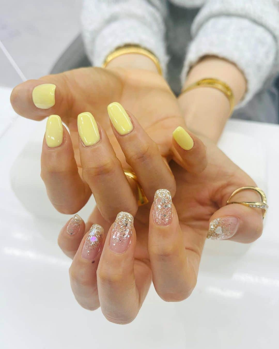 MAMIさんのインスタグラム写真 - (MAMIInstagram)「ちぐはぐネイル💅 右手　パステルレモンイエロー🍋単色 左手　クリアゴールドラメ＆シェル🐚  真反対のマットとクリアーを左右に 春めいてきた　🍋　イエローとか お初です  あまり柄のないシンプルなnailが 好きです。  #イエローネイル  #ボルドーネイルデザイン  #ネイルスタグラム  #instanails #yellow  #instafashion#ootd#アラフォーコーデ#instashoes#tokyo#dress#高身長女子#followme」2月16日 20時14分 - mami_rcj