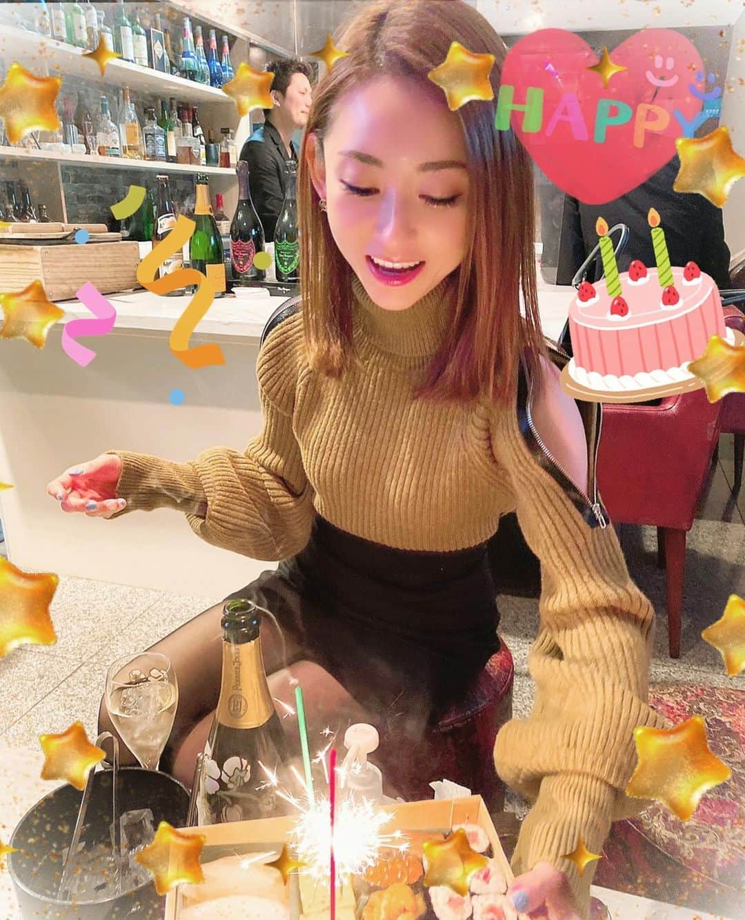 のインスタグラム：「♡happybirthday♡  お誕生日当日にお祝いしてもらいました🎂❤  こんなご時世なのに、いそがしい中わざわざ時間を作っていただき、 本当にありがたいです😢  翌日もお祝いしてもらって、嬉しい限り(∩ ᵕᴗᵕ ∩)･*  わたしは気持ちが表情に出づらいタイプで、昔から勘違いされる事が多く、  普段から無理して大袈裟に笑うようにしてるのですが、 本当に嬉しい時は、びっくりしすぎてほぼ無表情になります(笑)  リアクションが薄い時は本気だと思って欲しいよー😃  #お誕生日 #happybirthday」