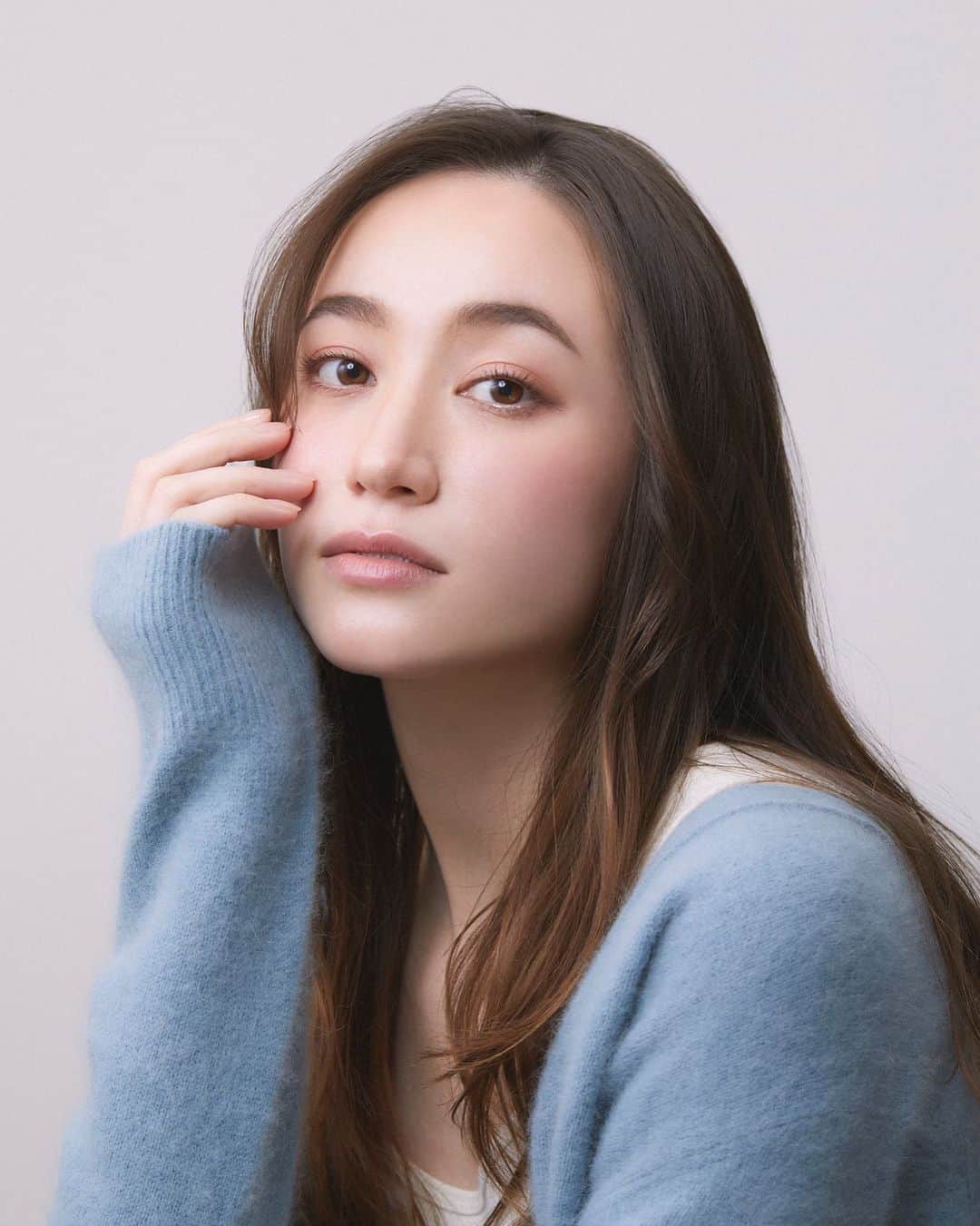 吉野マリアのインスタグラム：「. あったかいラテが飲みたいです🥺🥺 . . #shooting #makeup #model #ootd #maquiagem #撮影 #作品撮り #モデル #メイク」