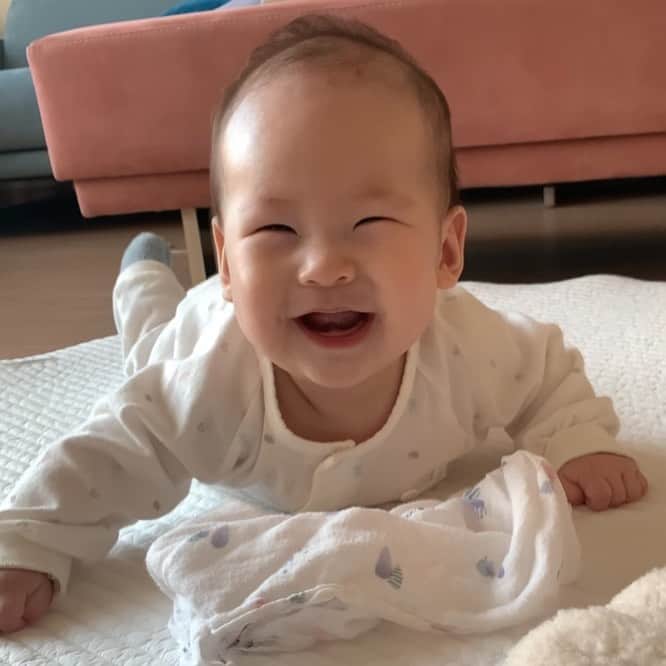 イ・ジェウォンのインスタグラム：「. 아빠녹아  #소중한봄봄이🌼」