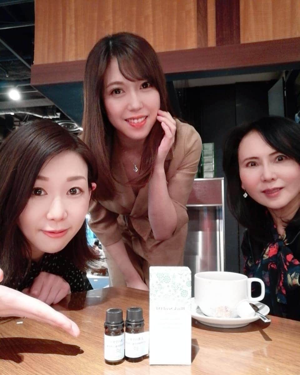 のインスタグラム：「なおちゃん💛愛さん💛とsweet time☕📷️撮影楽しみです❤️ · @naoko._.ishii @miss_aimoko27 ありがとうございました🤗 ✨#美しい #女社長 · · #美容トーク #美容 #女子力 #スキンケア #瀬戸マドカ #beauty #beautytalk #skincare」