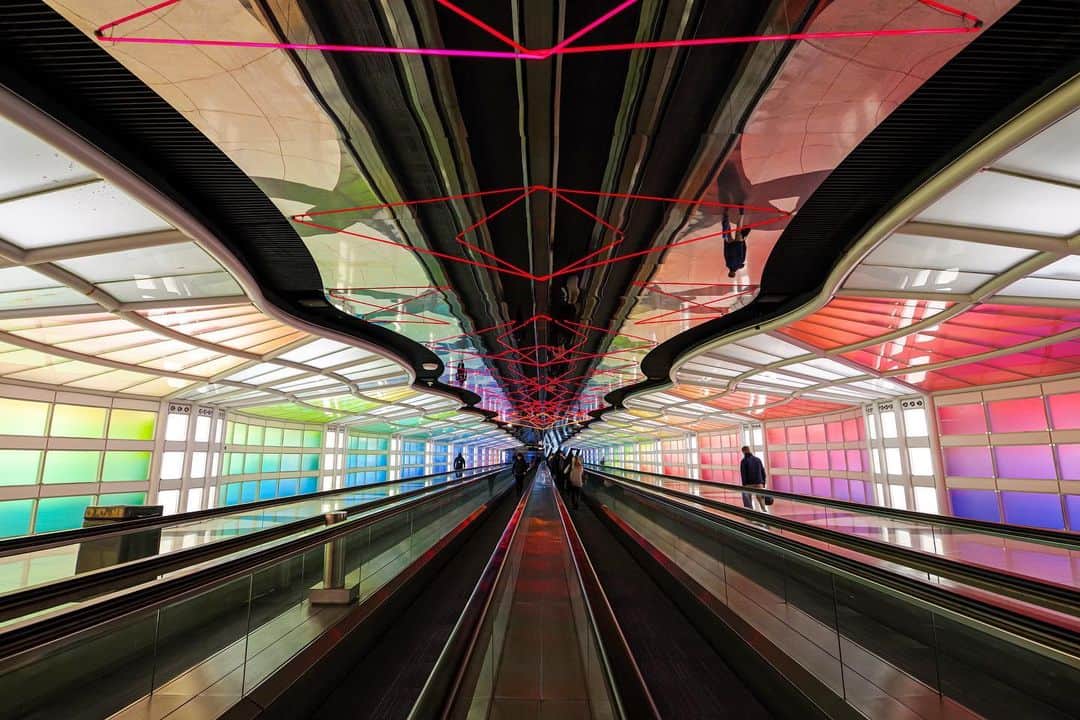 田島知華さんのインスタグラム写真 - (田島知華Instagram)「【USA🇺🇸Chicago】 Chicago O'Hare International Airport "Rainbow tunnel"  今まで海外のさまざまな空港に降り立ってきましたが、シカゴ・オヘア国際空港は行ってみたい空港のひとつでした。  ターミナル間を移動するベルトコンベアに架かる虹のトンネル。これが見たかった…！  空港にいるだけでもワクワクするのに、こんなにカラフルで心躍らせてくれる空間があるなんて🌈 建築好きとしては各都市の特色が表れた空港デザインを楽しむのも旅の醍醐味。 Copyright ©︎ TAJIHARU  PENTAX K-1 MarkⅡ  HD PENTAX-D FA 15-30mmF2.8ED SDM WR Osmo Pocket _ #たじはるトリップ #TAJIHARU_usa #アメリカ #シカゴ #chicago #chicagoohare #chicagoairport #airport #pextax #dji #osmopocket #wonderful_places #beautifuldestinations #beautifulplace #earthpix #discoverglobe #discoverearth #awesome_phototrip」2月16日 20時17分 - haruka_tajima