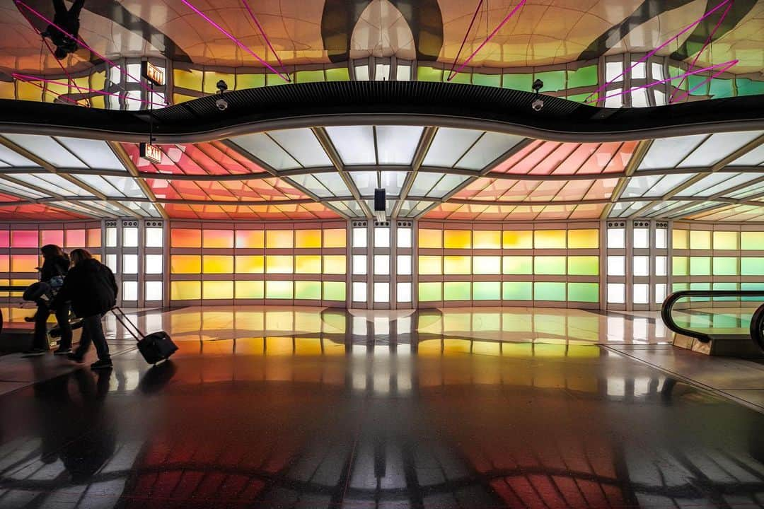 田島知華さんのインスタグラム写真 - (田島知華Instagram)「【USA🇺🇸Chicago】 Chicago O'Hare International Airport "Rainbow tunnel"  今まで海外のさまざまな空港に降り立ってきましたが、シカゴ・オヘア国際空港は行ってみたい空港のひとつでした。  ターミナル間を移動するベルトコンベアに架かる虹のトンネル。これが見たかった…！  空港にいるだけでもワクワクするのに、こんなにカラフルで心躍らせてくれる空間があるなんて🌈 建築好きとしては各都市の特色が表れた空港デザインを楽しむのも旅の醍醐味。 Copyright ©︎ TAJIHARU  PENTAX K-1 MarkⅡ  HD PENTAX-D FA 15-30mmF2.8ED SDM WR Osmo Pocket _ #たじはるトリップ #TAJIHARU_usa #アメリカ #シカゴ #chicago #chicagoohare #chicagoairport #airport #pextax #dji #osmopocket #wonderful_places #beautifuldestinations #beautifulplace #earthpix #discoverglobe #discoverearth #awesome_phototrip」2月16日 20時17分 - haruka_tajima