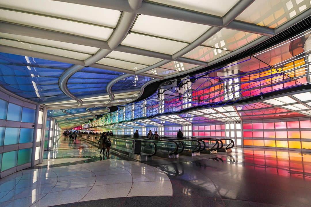 田島知華さんのインスタグラム写真 - (田島知華Instagram)「【USA🇺🇸Chicago】 Chicago O'Hare International Airport "Rainbow tunnel"  今まで海外のさまざまな空港に降り立ってきましたが、シカゴ・オヘア国際空港は行ってみたい空港のひとつでした。  ターミナル間を移動するベルトコンベアに架かる虹のトンネル。これが見たかった…！  空港にいるだけでもワクワクするのに、こんなにカラフルで心躍らせてくれる空間があるなんて🌈 建築好きとしては各都市の特色が表れた空港デザインを楽しむのも旅の醍醐味。 Copyright ©︎ TAJIHARU  PENTAX K-1 MarkⅡ  HD PENTAX-D FA 15-30mmF2.8ED SDM WR Osmo Pocket _ #たじはるトリップ #TAJIHARU_usa #アメリカ #シカゴ #chicago #chicagoohare #chicagoairport #airport #pextax #dji #osmopocket #wonderful_places #beautifuldestinations #beautifulplace #earthpix #discoverglobe #discoverearth #awesome_phototrip」2月16日 20時17分 - haruka_tajima