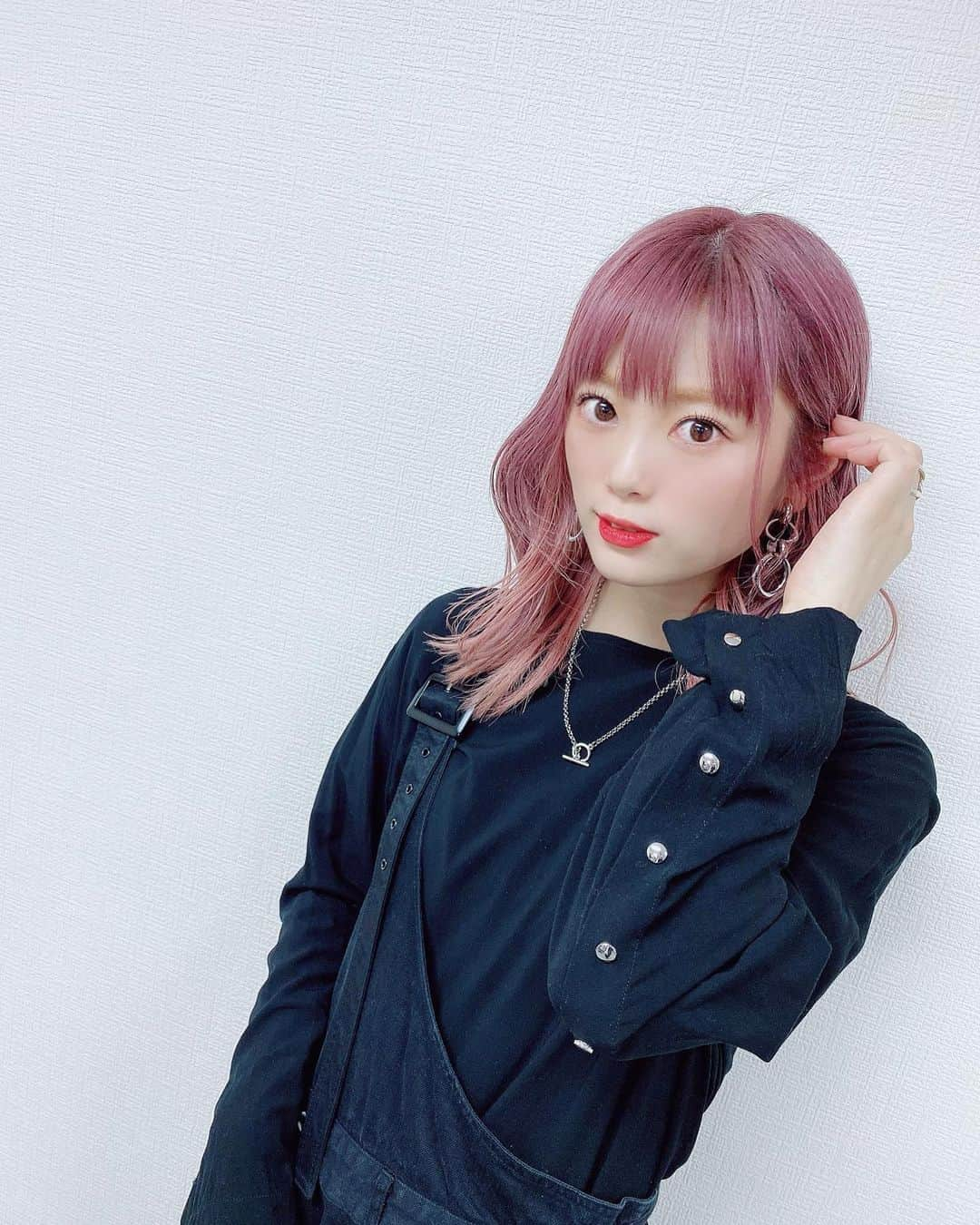 美木優希奈のインスタグラム：「・ 今月は少し髪の毛暗め。 でもいい感じ。  ・ ・  #diesel #aulaaila  #pinkhair #makeup #hairmodel #instagood  #instafashion #singersongwriter #vocal #vocalist  #ボーカルユニット  #撮影 #ヘアカラー  #冬服コーデ  #ブラックコーデ  #シルバーアクセサリー  #弾き語り女子  #ギター女子  #ヘアスタイル #ピンクヘアー  #冬ヘアカラー  #インナーカラーピンク  #インナーカラー  #ピンクグラデーション  #サロンモデル #サロンモデル依頼受付中  #美容マニア  #おしゃれさんと繋がりたい  #音楽好きな人と繋がりたい  #かわかっこいい」