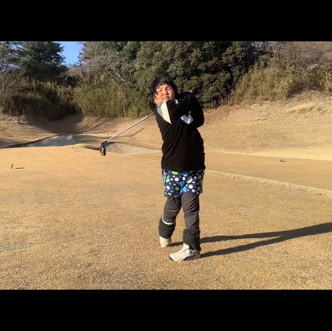 須藤弥勒さんのインスタグラム写真 - (須藤弥勒Instagram)「強風の中、弥勒は1日特訓。  今日はコースに出ず、珍しく徹底的にショットを打ち込んだ後、 @yuichi16.golf の必殺技太田スペシャルの入りの練習。  ひたすら、新しいメニューの中、あのピタッと止まる技の入り（これが、本当に難しい。構え、正確にやる場合は難しく、フェイスのどこで打つかなど、スピンがかかりながら死んだ球を打つのは、本当に難しい）  多分、私が正解だと思っているのも、プロからすると100％正解ではないだろうが、弥勒のもマスターできれば、それなりの破壊力を示すだろうと、私は思っている。  とにかく、ゴルフはいい感じで来ている。  それにしても、弥勒も昼ごはんも取らずに、技を習得するまで、良く一昨日に引き続き８時間ぶっ通しで、本当に頑張った。  なんとか、マスターして、アプローチの決め技として使えるようにしたい。  とりあえず、今夜群馬に帰れるのでちょっと緊迫感から休めるので、精神的にリラックスしよう。  Golf in windy conditions from morning till night. Coming along at a good steady speed.  #golf #golffinish #ゴルフ女子 #loudmouth #juniorgolf #9yearsold #ゴルフフィニッシュ」2月16日 20時20分 - miroku_suto