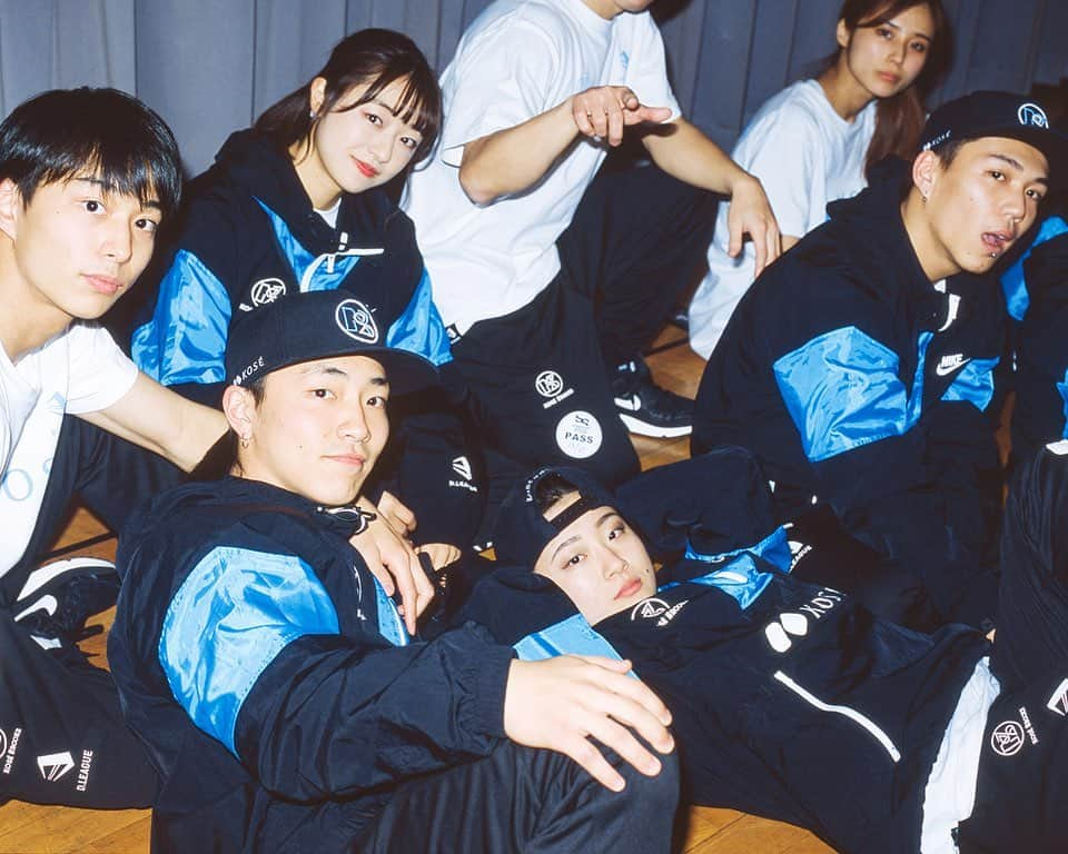 BEAMS WOMENのインスタグラム：「BEAMS SPORTS「ダンスのない人生なんて」  2021年1月10日に開幕した世界初のプロダンスリーグ“D.LEAGUE”。 トップクラスのダンサーたちによるハイレベルなパフォーマンスは、圧倒的な興奮をもたらし、新たなダンスカルチャーの盛り上がりを予感させます。  全9チームが参戦するD.LEAGUEで優勝候補のひとつとして注目を集めるのが”KOSÉ 8ROCKS（コーセーエイトロックス）”。 チームのディレクター兼ダンサーであり、ブレイクダンスの世界チャンピオンとしてその名を轟かすISSEIが語る、ダンスと夢とファッションについて。  🔗詳細はストーリーズアーカイブ 『BEAMS SPORTS』をチェック！  @kose8rocks  @dleague_official  @beams_official #dleague #3kose8rocks #beamssports #ビームス #ビームススポーツ」