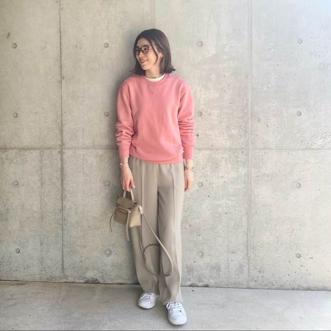 ayakoのインスタグラム：「カラーアイテムって買って満足しちゃうパターンが多いから、とりあえずUNIQLOで買ってみたピンクスウェット🌷 これがなかなか良かった😆✨ 今回はベージュ合わせで🤍 #春コーデ#春ファッション #ピンクコーデ #ピンクスウェット#ユニクロスウェットシャツ #スウェットシャツ#メンズSサイズ #ユニクロメンズアイテム  #ユニクロメンズを着る  #celinebag#beltbag#ベルトバッグピコ ・  #aya__m_code #大人カジュアル#オトナカジュアル#ママコーデ#男の子ママ#シンプル#シンプルコーデ#simple#locari#fashiongram」