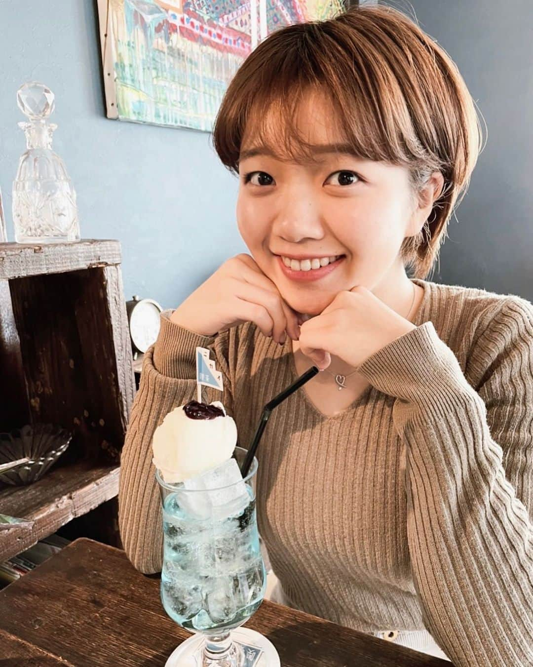 田村華子のインスタグラム：「. クリームソーダ飲みたくて！  雰囲気も味も最高でした🧞‍♂️  #喫茶ニカイ  #クリームソーダ   #クリームソーダ部 というタグ発見 本日入部🤍」