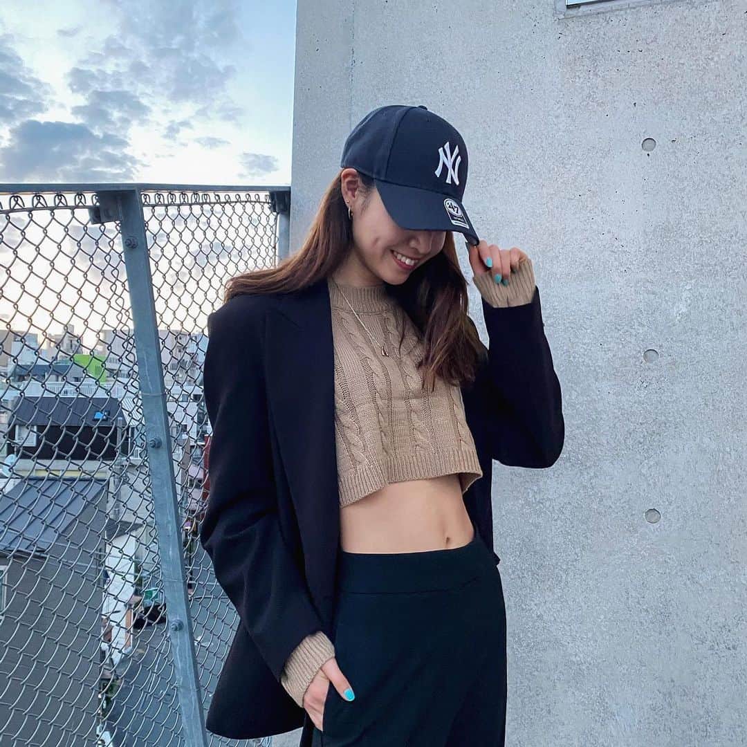 AYASAのインスタグラム：「🧢 流行りのクロップド丈のニットをgetしたよ🥳　@chiik.official  シャツに合わせてもよし、1枚で着てもよし! 着回しが楽しくなる🥥🥺 素材も軽くて春でも着れる~♩ —— #fashion #outfit」