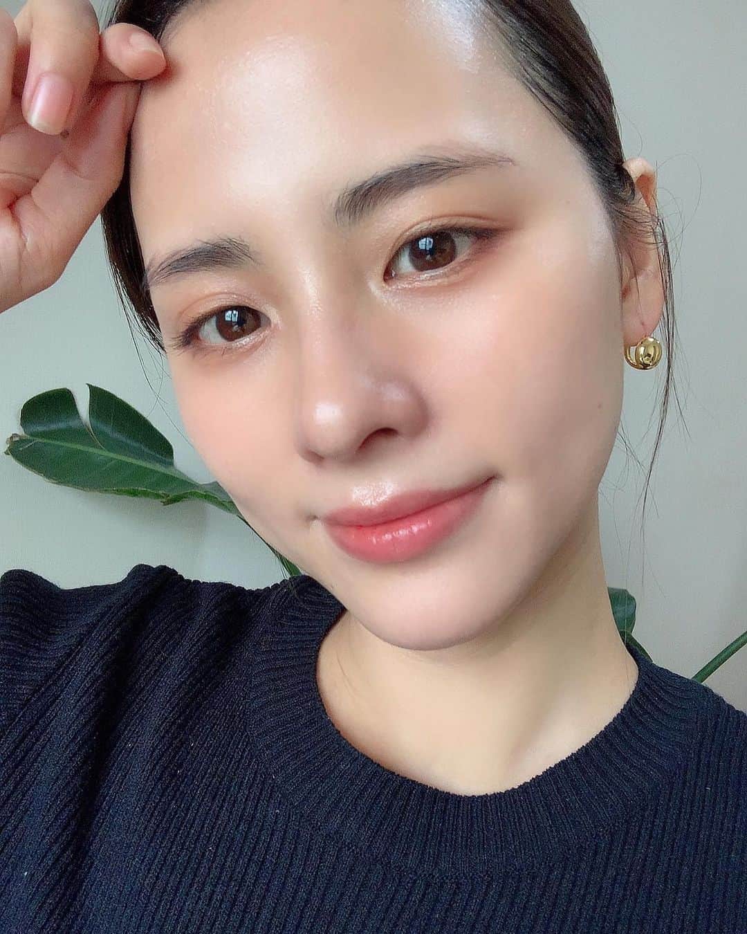 のインスタグラム：「. 今年も恐怖の季節がやってきました、、😭 万年鼻炎と花粉症に悩まされている わたしにとって、 赤みや皮むけで肌が荒れて お化粧したくない季節ナンバーワンでした、、👃 . が！！ #ラロッシュポゼ の #UVイデアXLプロテクショントーンアップ に出会ってから肌トラブルがかなり軽減されました🥺✨ . 紫外線はもちろん、花粉などの 外的要因から肌を守ってくれるので 花粉の季節は毎日こればっかり使ってます☺️✨ ファンデいらないくらい肌をキレイに見せてくれるのも大好き♡ . 1年以上、ホワイトを使用してたけど 最近は程よく、血色をアップしてくれる #ピンクのトーンアップ がお気に入り🍑✨ . #肌バリアトーンアップUV #ラロッシュポゼ #トーンアップUV #敏感肌 #花粉 #花粉対策 #スキンケア #ベースメイク #pr」