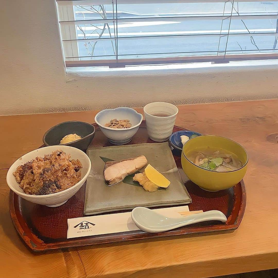 高畠麻奈さんのインスタグラム写真 - (高畠麻奈Instagram)「美味しいは正義。 《食べた物で身体は作られている事、身体は正直な事》 歳を重ねてつくづく感じています。  丁寧に作られた物や素材に気を遣っている物、 身体に優しい物を取り入れたい。 一汁三菜ご飯を自分で作りたい。 お菓子や間食は控えめに…と言う気持ちはあるんです！  でもそれって、とても難しい。 毎食作っている方、毎日1食でも作っている方、 たまにでも自分で作っている方、尊敬します。 私はほんっとうに簡単に出来る物しか作らないから。 一汁三菜なんて、1人暮らしじゃ作らないよね？ メイン1品作ったら満足しちゃうよね？  …自分の身体（内臓）に、優しくしてあげましょう。  とにもかくにも、美味しいって幸せだなぁってお話☺︎  #食事#食べたものが身体をつくる #美味しいは正義#丁寧な食事 #蔵前ランチ#結わえる#寝かせ玄米#鰤の塩焼き #食いしん坊#食べるの大好き #体質改善 していかなきゃな #ダイエット はしたくない…」2月16日 20時23分 - mana_724