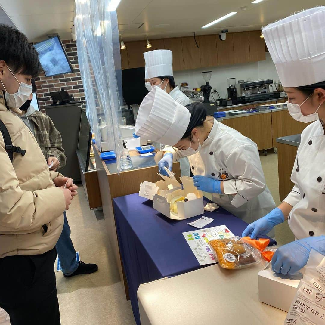 札幌ベルエポック製菓調理専門学校【公式】さんのインスタグラム写真 - (札幌ベルエポック製菓調理専門学校【公式】Instagram)「スイーツ・フード実践科1年生 初めての学内パティスリー 無事に完売致しました😆✨  ご来店いただいたみなさま ありがとうございました😊  #学内 #ケーキ販売 #学生 #パティスリー #本物体験 #おでかけ授業 #特別授業 #業界直結 #プロから学ぶ #本物 #学び #製菓  #調理  #カフェ  #製菓調理専門学校ベルエポック #衛生管理  #食材教育 #札幌ベルエポック製菓調理専門学校 #いろいろな体験と #たくさんの出逢い #可能性が広がる #ベルエポック」2月16日 20時27分 - belle_foods