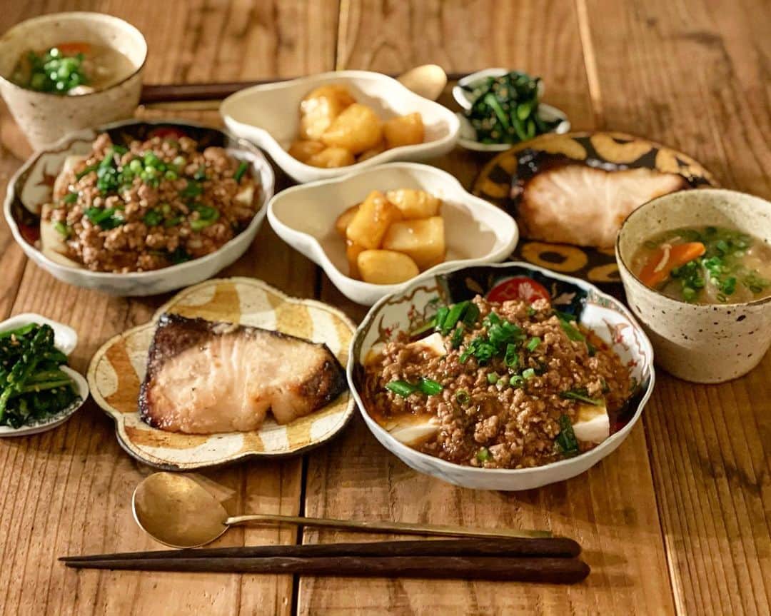 Atsukoのインスタグラム：「今日の晩ご飯 2021.02.16  鰤の塩麹焼き 麻婆あんかけ豆腐 じゃが醤油バター ほうれん草胡麻和え 豚汁  メインはお豆腐。 オレペの豆腐レシピにハマってます。 今回のも！ レシピに記載されていた豆板醤は倍以上いれて、さらに最後にラー油プラス！辛くて美味しかった♥️ 鰤の塩麹焼きは、半額になってた鰤3切れを塩麹に漬けて冷凍。 下味冷凍してるので、味が染みてて何もかけなくてもおいしい♥️ 仕事終わりでもパパっとできて嬉しいメニューでした😋😋」
