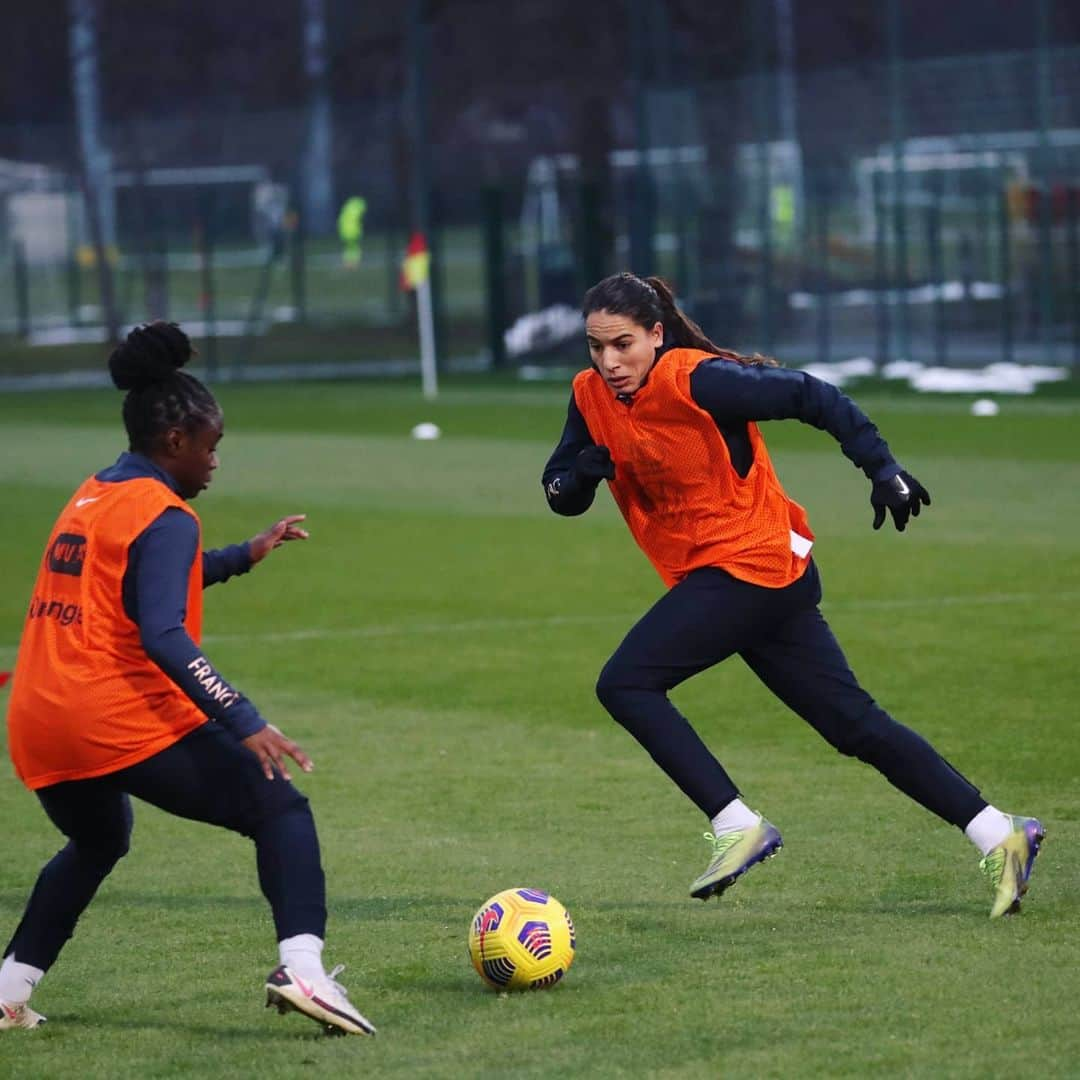 サッカー フランス代表チームさんのインスタグラム写真 - (サッカー フランス代表チームInstagram)「Séance de préparation pour les deux matchs face à la Suisse 👊 📅 20/02 et 23/02 à Metz #FiersdetreBleues - Training session for our Bleues 💪」2月16日 20時27分 - equipedefrance