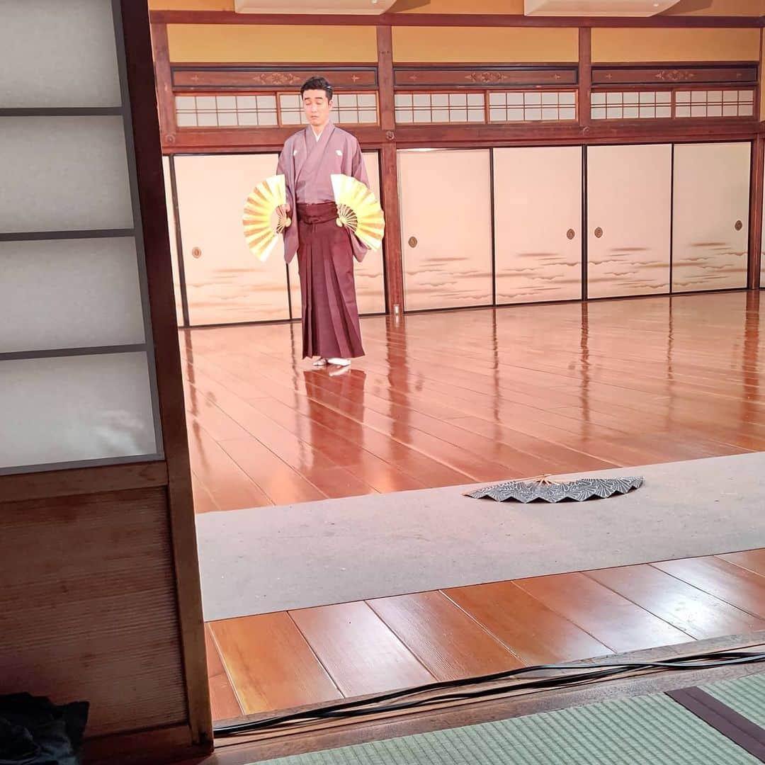 藤間勘十郎のインスタグラム：「昨日は京都にて撮影📷️七人道成寺🎵楽しい時間でございました✨忙しい家元はズーム対談のため集合写真には入れず(笑)隠し撮りです(笑)  #吉蔵のトビラ #京躍花 #歌舞伎#日本舞踊」