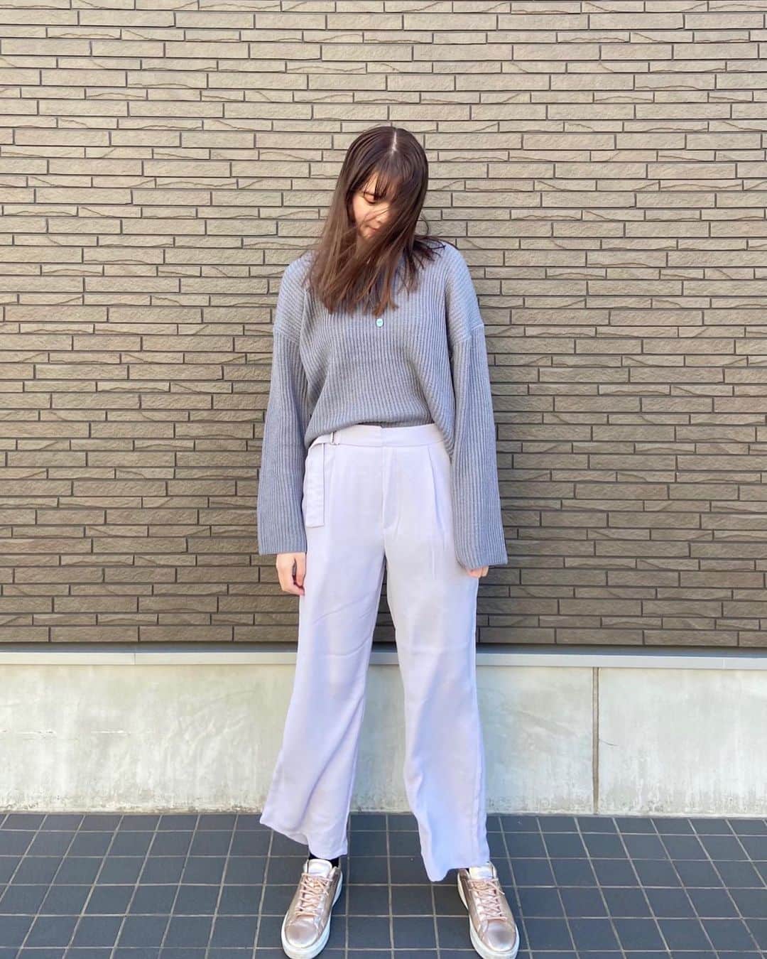 松岡花佳のインスタグラム：「ベルトがついてるからスタイルよく見えるパンツ🕊🤍  淡いこのカラーお気に入り☁️  #gu_for_all  #GUstyle #gupr #ストレートパンツ #ベルトタックストレートパンツ」