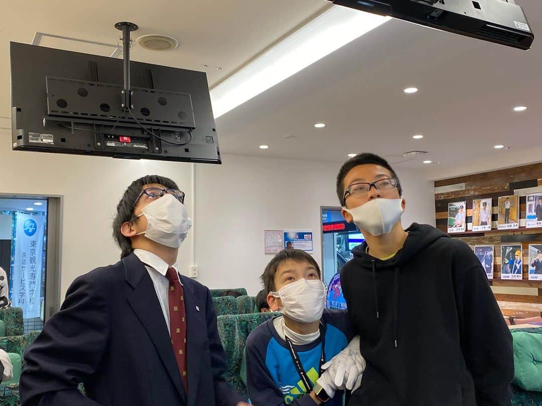 東京観光専門学校さんのインスタグラム写真 - (東京観光専門学校Instagram)「先日は都内私立高校の学生を招いて TOKANで特別講座を行いました🚃🚋💭  初めて触る運転シミュレーターにドキドキ❤  手袋をしてコロナ対策もしっかりしながら運転士の気分を味わいました☺️  鉄道の勉強するための環境が整っていますので是非一度説明会に参加して下さい！   #鉄道  #体験授業  #運転シミュレーター #駅員 #運転士 #車掌 #駅で働く #専門学校」2月16日 20時30分 - tokan_1967
