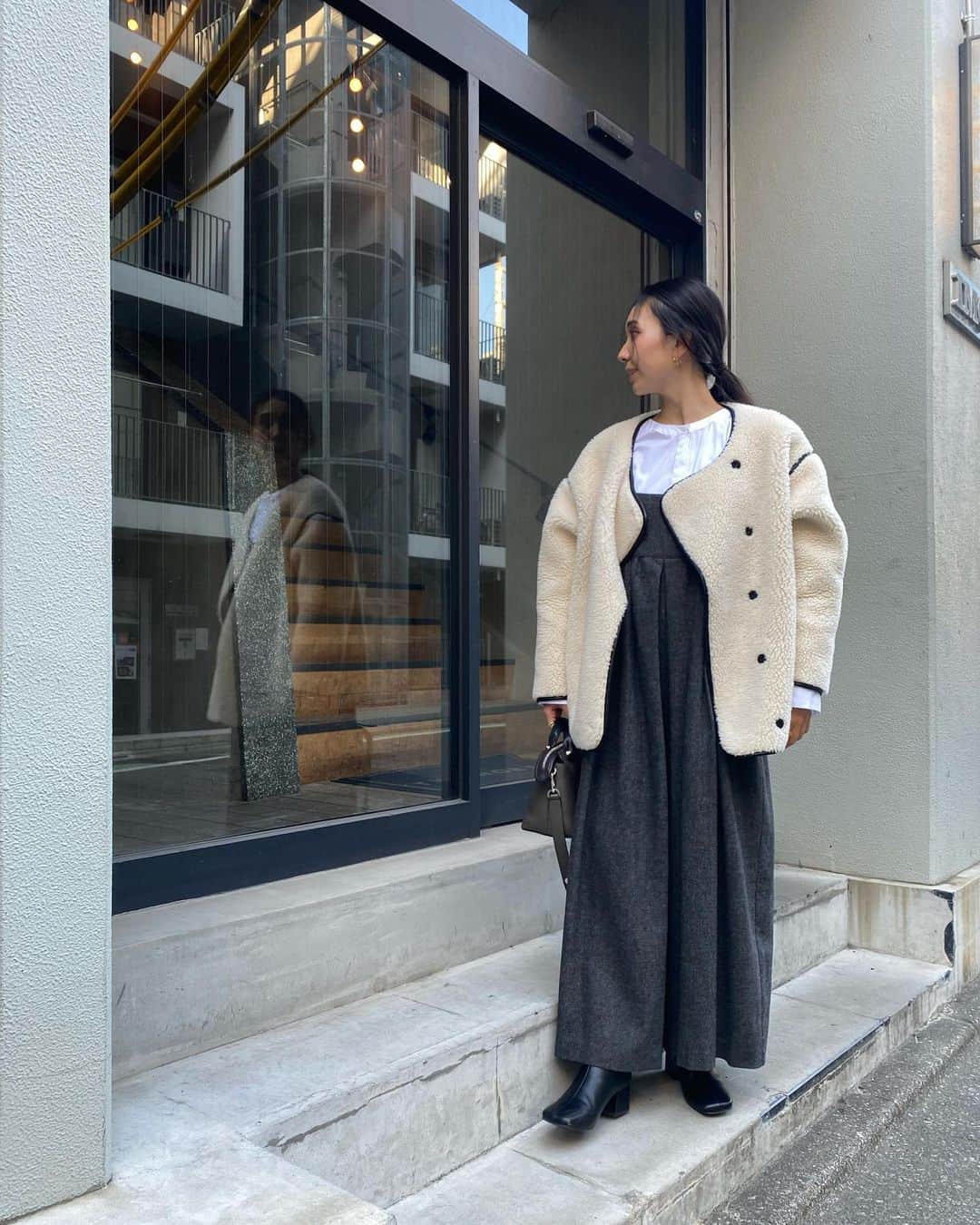鈴木詩織のインスタグラム：「少し前のコーディネートなので暖かさ重視です🐑  キャミロンパースも冬素材でかなりお気に入り〜 インナーは少し春を意識してブラウスにしました🌿  ﻿ ﻿  #コーデ部#コーデ日記#162cmコーデ#ボアコート#サロペットコーデ#アクテ#エフバイロッソ#フェンディ#ローミル#fbyrosso#akte#fendi#romile」