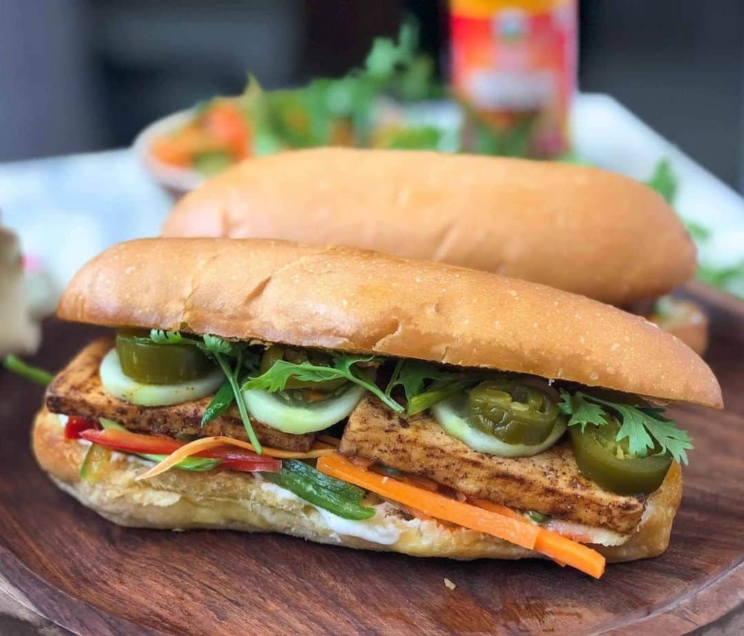 Archana's Kitchenさんのインスタグラム写真 - (Archana's KitchenInstagram)「Tofu Bánh Mì is a super delicious snack that can be had as your meal as well. The sandwich is made using a Baguette bread which is filled with pickled vegetables, grilled tofu and a generous spread of mayonnaise. You can serve it along with a freshly tossed salad by the side and a glass of Ice tea.  Search for the recipe “Tofu Bánh Mì” in our app. Link to the app in the bio @archanaskitchen . . . . . . #recipes #easyrecipes #snacks #teatime #teatimesnacks #patty #archanaskitchen #cheesecake #strawberry #strawberryrecipes #Strawberrycheesecake #nobakecheesecake #healthyeating #highprotein #eatfit #cooking #food #healthyrecipes #foodphotography #recipeoftheday #comfortfood #deliciousfood #delicious #instayum #food #tandoori」2月16日 20時30分 - archanaskitchen