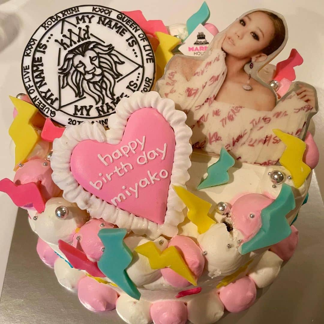 MIYAKOのインスタグラム：「. 出てきた瞬間、大興奮だった 倖田來未ケーキ🎂🥺💓 ケーキを見た瞬間の私の反応 ムービー載せたけど、やかましい🙈 . 20周年のロゴと、HAPPY BIRTHDAYは アイシングクッキーで、 くうちゃんはチョコレートでした。 くうちゃん全部食べました🤣❤️💓笑 . これは本当に一ミリも予想してなかった サプライズケーキでした🤣❗️❗️❗️ みんなありがとうございます🥺❤️ . @kodakumi_official  . #birthday#surprise#birthdaycake#kodakumi#倖田來未#倖田來未ケーキ#誕生日ケーキ#ケーキ#🎂」