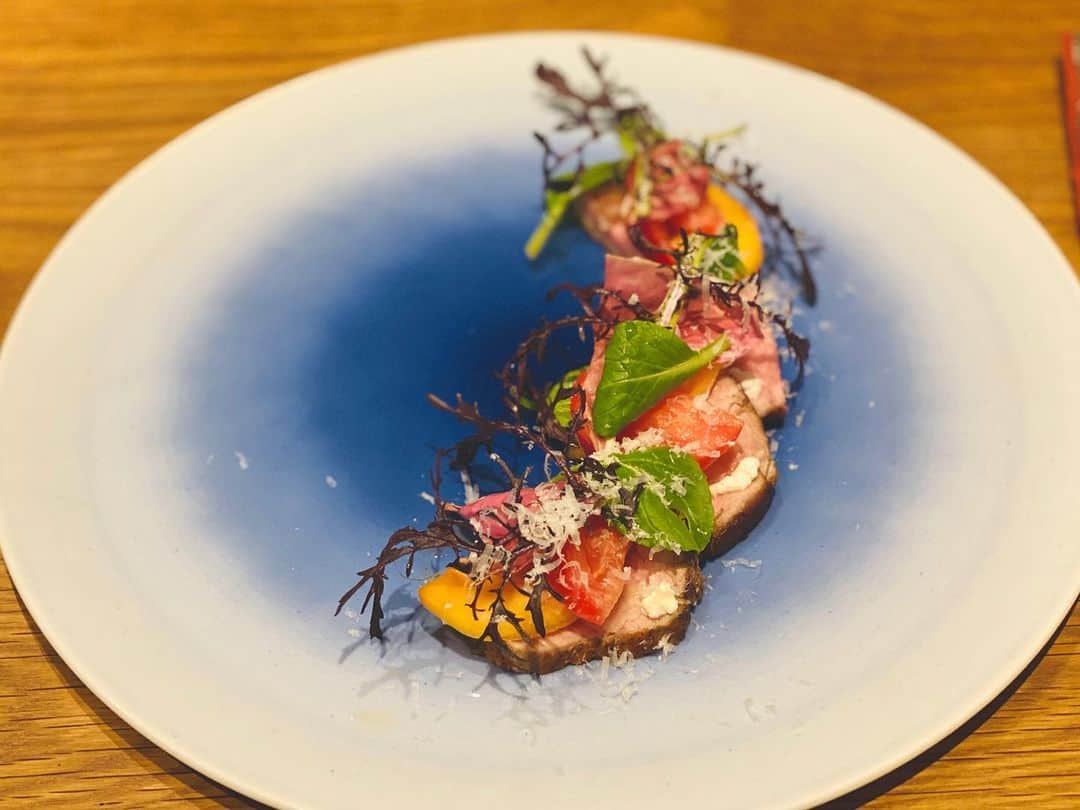 前川由希子さんのインスタグラム写真 - (前川由希子Instagram)「古民家を改装したイタリアン🇮🇹  古民家ならではの温かさと、 オシャレで落ち着くリノベを施された内装。 空気まで柔らかく感じる〜。 個室からの景色も素敵です。  前菜の盛り合わせから、 見た目も味も大満足！ そして、カラスミのパスタがすごく美味しくて、 お代わりしたかった❤️  おかげで、ミーティングも楽しく進み、 来月が楽しみになりました✨  #バルバビアンカ  #barbabianca  #古民家リノベーション  #古民家レストラン  #古民家イタリアン  #呉服町グルメ  #呉服町ランチ  #福岡グルメ  #福岡ランチ  #福岡イタリアン  #楽しいお誘いありがとう」2月16日 20時41分 - maekawa.yukiko