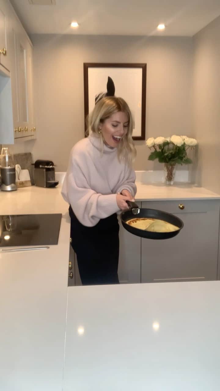 Mollie Kingのインスタグラム：「I normally host a pancake party at my flat (you’ll see on my stories) but this year with things being a bit different I wanted to share my pancake spread with you ❤️ I definitely didn’t hold back on the ingredients from @amazonfreshuk, they even have a lovely selection from small boutique/artisanal brands. If you fancy whipping up your own pancake feast, remember you can get free delivery on orders over £40 if you're a Prime member and same-day delivery options too! What’s your favourite topping? 🍓🍫🍋@amazonuk #amazonfreshuk #deliveringsmiles #ad」