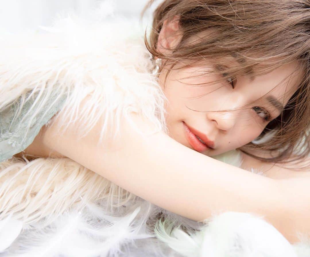 のインスタグラム：「春風に浮遊する、天使の様な輝きを。 .. Stylephoto @scene_shitabow  . shampoo＆oil @beau.cosmetic.japan   #ヘアスタイル  #大阪美容室シーン #茨木美容室シーン #眼鏡 #髪型　#ヘアアレンジ　#切りっぱなしボブ　#美容学生　#美容師　#大阪美容師　#茨木市　#茨木　#ロングヘア　#カットモデル  #サロンモデル　#関西サロンモデル　#おしゃれさんと繋がりたい #巻き髪スタイル　#美容学校 #ショートヘア　#ショートボブ#大人スタイル　#冬スタイル　#ストレートヘア #下防タツヤ#吹田美容室#吹田美容室シーン #茨木市美容室　#茨木市美容室シーン　#艶髪 モデル協力 @u.h0212」
