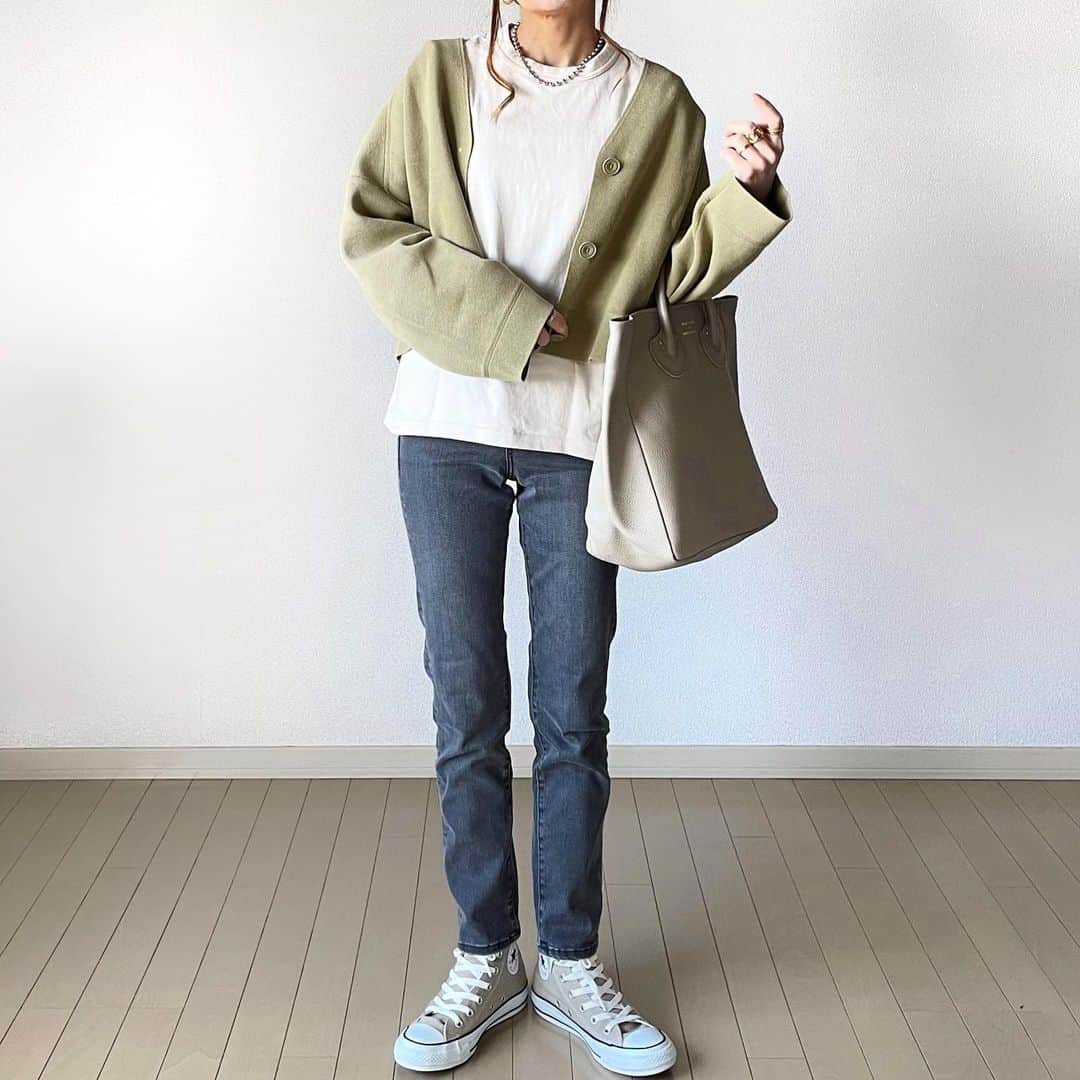 Ako Akoさんのインスタグラム写真 - (Ako AkoInstagram)「❥ #ミラノリブvネックカーディガン の着回し♪ 今回はカジュアルにデニムで✨ #上下ユニクロ です♡ 　 　 　 最近機種変して、iPhoneデビューしました🙌 AndroidからiPhone 📲 慣れなくて使いづらいですーーーーーーー😂 写真も画質が変わりました 前のスマホの方が良かったなー😓 色調合わせるのにちょっと手こずってます ここんとこスマホ2個持ちです😂👌  　 そしてそして！！ 早速PARTEを始めてみました❤️ アプリの投稿から直接お買い物できるみたい✨ コーデ沢山あるので、過去のコーデもじゃんじゃんと追っかけ投稿していきます💪 よかったら覗いてみてね！ ユーザー名は「akokako」そのままです🤗 　 　  　 @uniqlo @uniqlo_ginza バッグ：@youngandolsen シューズ：@converse 　 　  　　 　 #UNIQLO #ユニクロ #ユニクロコーデ#uniqlo購入品#ユニクロユー#uniqloコーデ #uniqloginza2021ss #uniqlou  #クルーネックt #デニムコーデ #上下ユニクロ部  #春コーデ #スニーカー女子 #converse #コンバースハイカット」2月16日 20時36分 - akokako