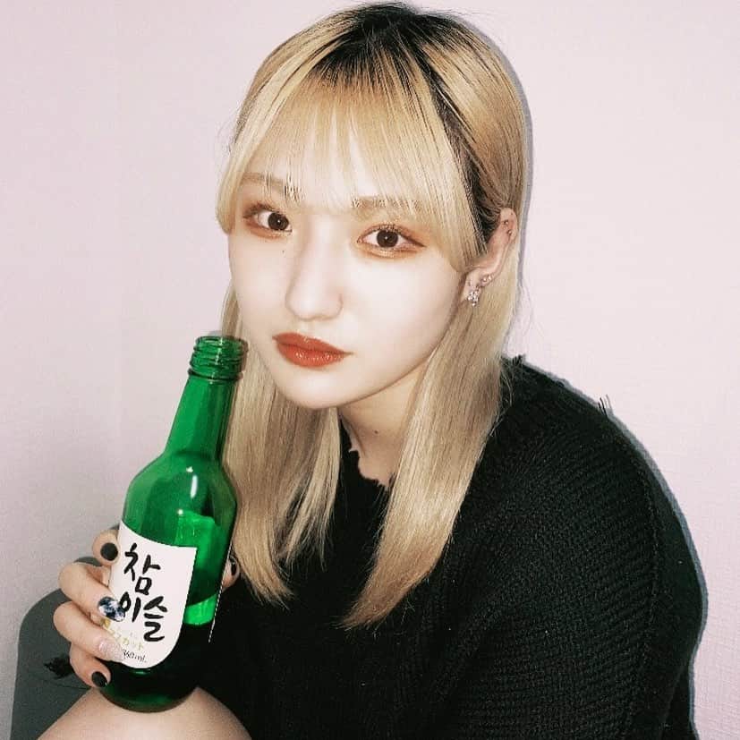 髙塚夏生のインスタグラム：「. 一緒にお酒飲みますか？☺︎ #チャミスル#は#酔います#猫背」