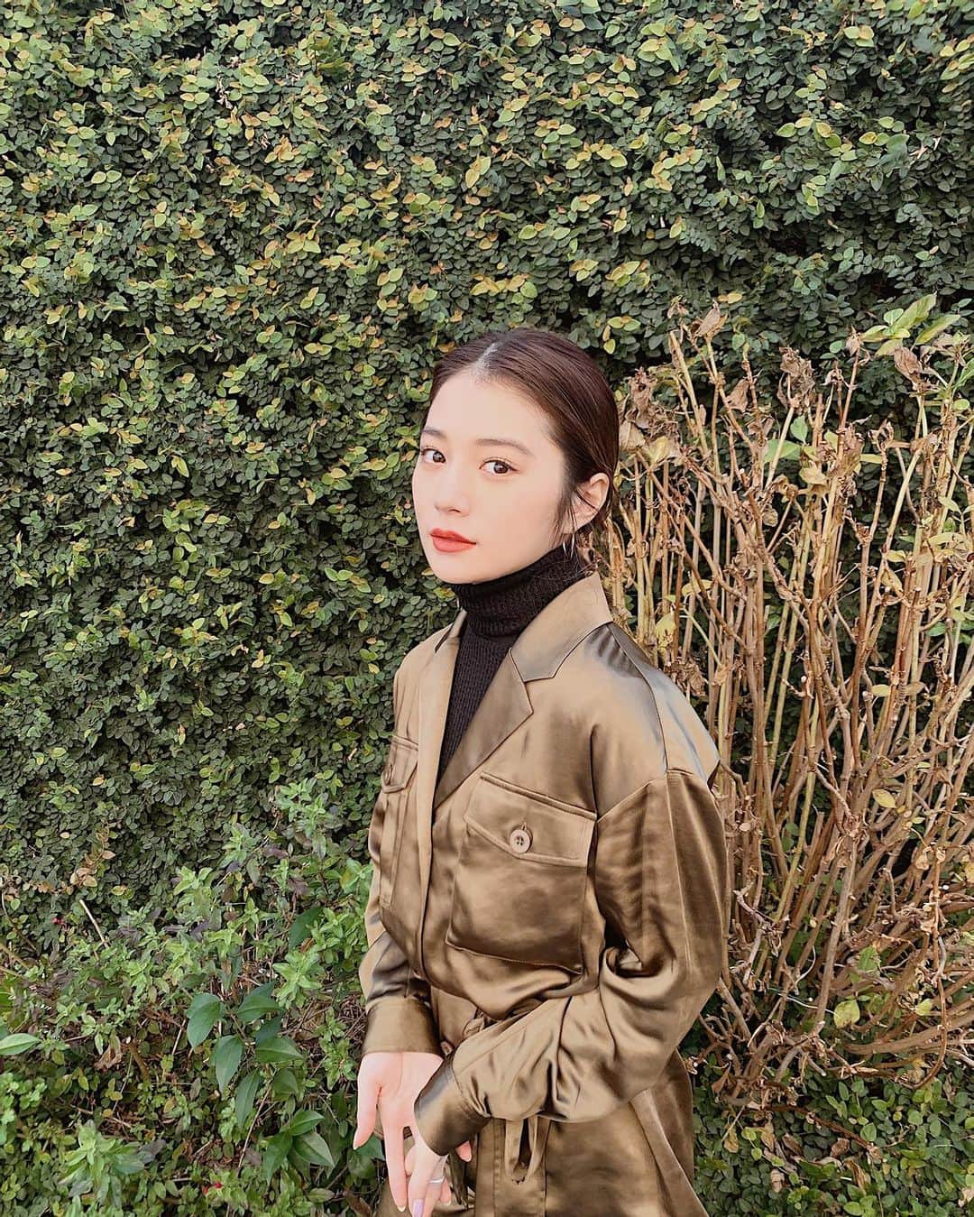 浪花ほのかのインスタグラム：「本日のお洋服♡♡ 17日20時〜2月28日までの限定販売する、新作です！！ セットアップは着るだけでお洒落に見えるし朝急いでる時とかもすごく決めやすくて私はお気に入り！！♡♡ 今回のセットアップは、サテン生地！！ リボンがついてるんですけどお写真のように絞っても可愛いですし、、逆に羽織として着てもいいですし、そこまで生地がすごく分厚い訳ではないのでトップスとしても愛用できると思います♡♡ ボトムもかなりのハイウェストなので、ボトムとしてシンプルなトレーナーなどに合わせてあげても可愛いと思います😍😍 色味が光加減で少し違うので @tiare_closet  の公式アカウントにてチェックしてみてください！！ その他の新作もご紹介してるので、インスタライブの方もチェックしてみてください！！😍😍」