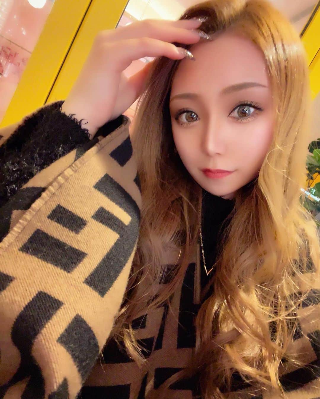 HIMEKAのインスタグラム：「. . 休暇🌹 17時でもまだ明るくて最高でした🖖🏻 . . #fendi #fendicafe」