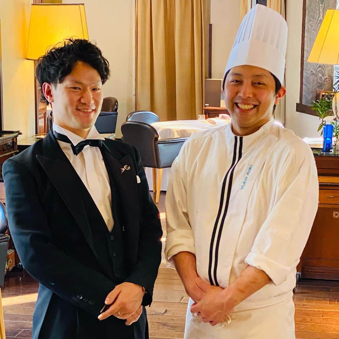 札幌ベルエポック製菓調理専門学校【公式】のインスタグラム：「製菓・調理師科1年生 🌟業界見学会🌟  《オーベルジュ・ド・リル サッポロ》 道産食材を使った最高峰のフランス料理が楽しめる、一軒家レストラン。  プロのおもてなしと味を体感できるとっても貴重な授業‼️  ベルエポックの卒業生として 料理長の青木さん、サービスマンの小嶋さんから食の業界のプロとしての考え方や心構えを 教えていただきました✨  青木さん、小嶋さん そしてお世話になったスタッフのみなさま ありがとうございました‼️  #おでかけ授業 #特別授業 #業界直結 #プロから学ぶ #本物 #学び #製菓  #調理  #カフェ  #製菓調理専門学校ベルエポック #衛生管理  #食材教育 #札幌ベルエポック製菓調理専門学校 #いろいろな体験と #たくさんの出逢い #可能性が広がる #ベルエポック」