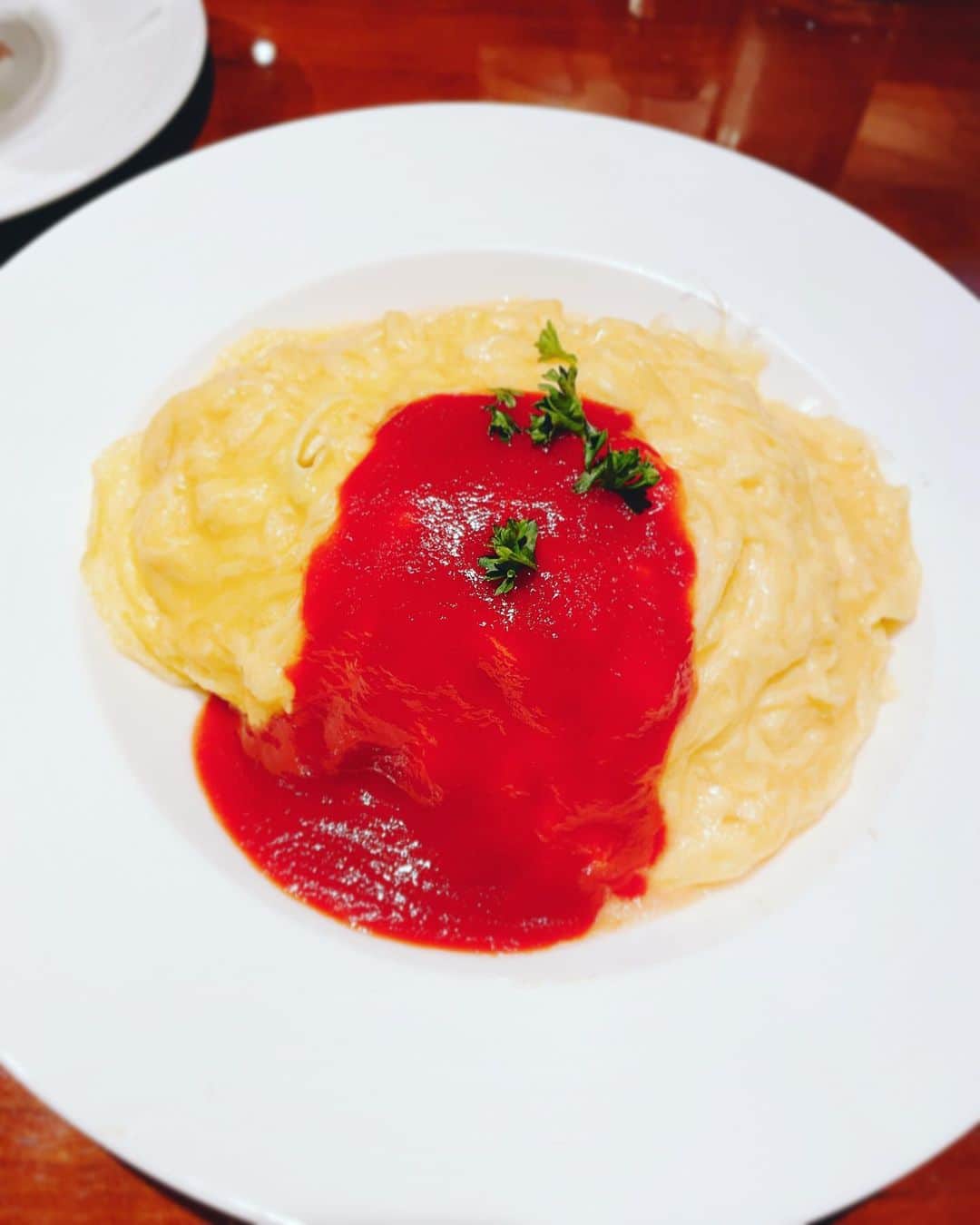 諏訪彩花のインスタグラム：「ずっと大好きな食べ物！！！ オムライスはスタンダードなケチャップ派☺️❤️#オムライス#カフェ#集」
