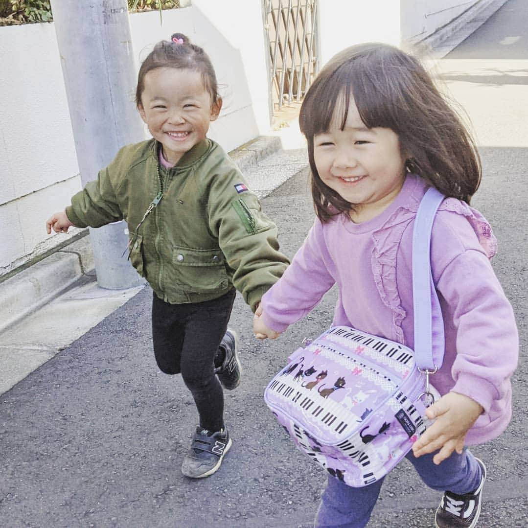 吉村美樹さんのインスタグラム写真 - (吉村美樹Instagram)「大好きなネコ柄でしかも薄紫色の幼稚園バッグを、弟夫婦がプレゼントしてくれました🤎さっそく今日のプレ幼稚園からおろす娘（笑）お家の中でも離しません。良かったね☺ #大切に使います #お祝い #ありがとう #プレ幼稚園 #幼稚園のお友達 #３歳 #通園バッグ #これ以外は作るぞ #😺」2月16日 20時40分 - yoshimuramiki0911