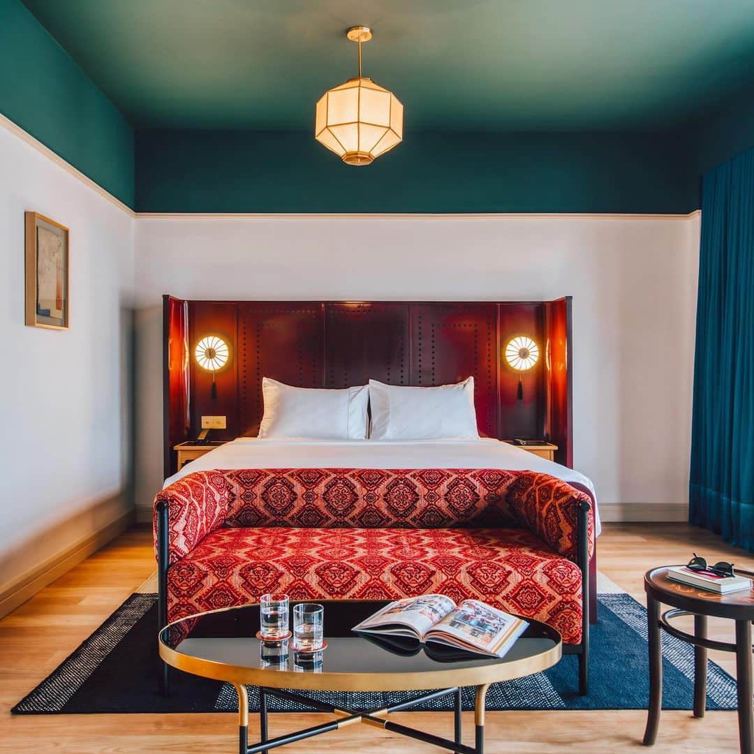 エアアジアのインスタグラム：「🔔 GIVEAWAY ALERT!  Valentine's Day ain't over yet! Keep on spreading love with our "Spread Love" IG filter, and get a chance to win an overnight stay + a special dinner date at The Chow Kit, @ormondhotels!  Swipe left to see how. ⬅️」