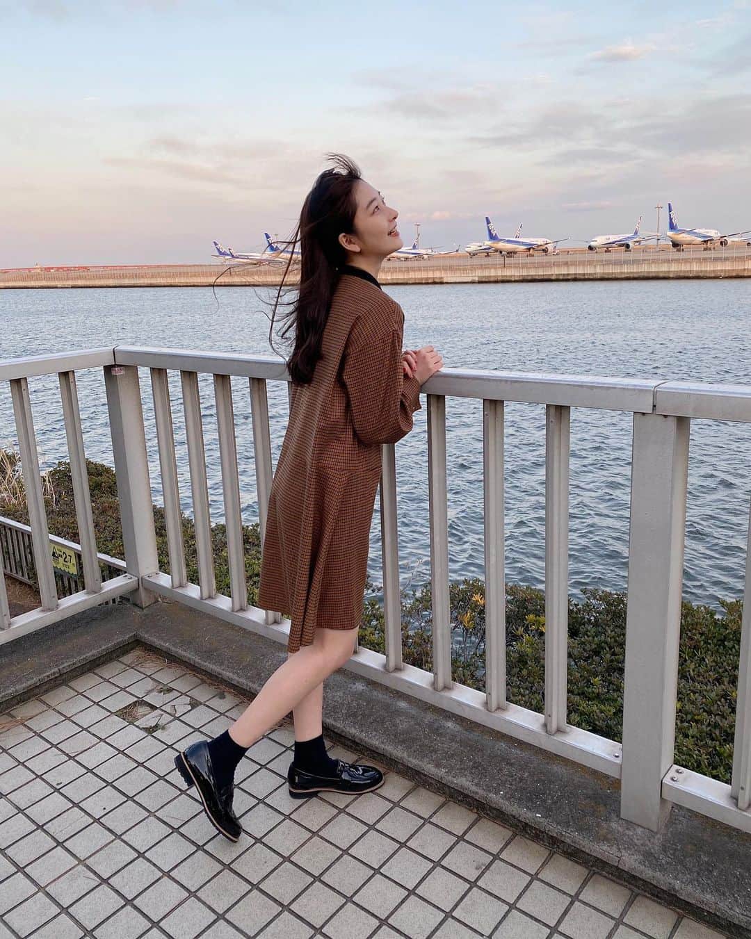 高井千帆さんのインスタグラム写真 - (高井千帆Instagram)「🐈‍⬛🎼﻿ お天気いいとテンションあがるよね〜 でも風は強いし冷たいから、鼻が少し赤くなってます。 飛行機乗りたいなぁ✈ ✈」2月16日 20時50分 - chiho_takai_official