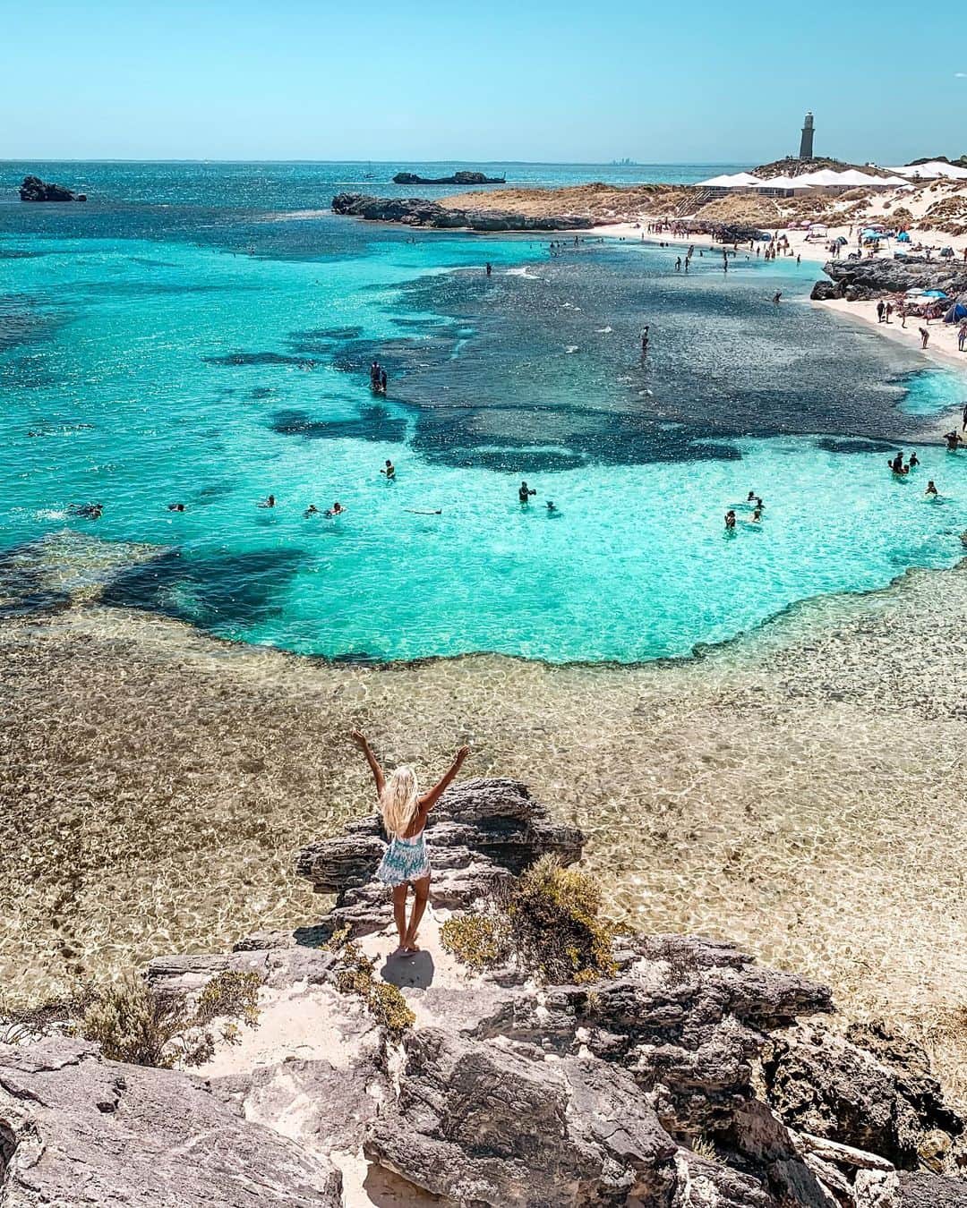 のインスタグラム：「Can you believe this island paradise is only a 30 minute ferry ride from our home in Fremantle 🏝 If you zoom in you can see Perth city on the horizon  This is Wadjemup, a turquoise haven where you can ride your bike from beach to beach, swimming and snorkeling in between. And without any cars getting in the way. It’s always a place I feel so free and alive!  Filled with gratitude for days like this 🙏🏼   📸 @bobbybense  #wadjemup #seeaustralia #justanotherdayinwa #wanderoutyonder #amazingwa #seeperth #rottnestisland #rottnestislandwa #travelcommunity #beachesnresorts #wonderful_places #beautifuldestinations #perthisok #australia #travelblogger」
