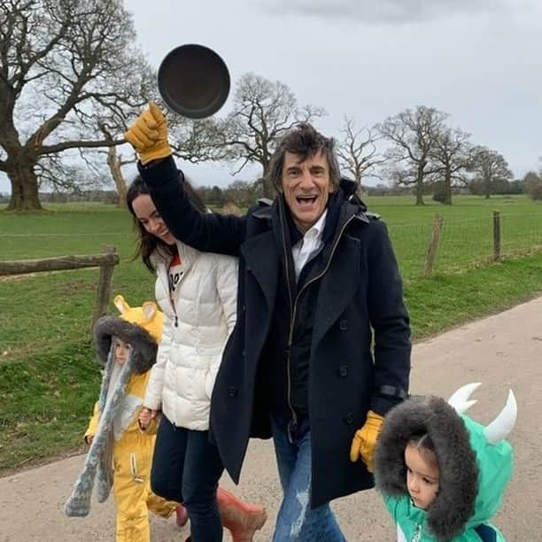 ロン・ウッドさんのインスタグラム写真 - (ロン・ウッドInstagram)「Happy #ShroveTuesday! Here's a throwback to last year's #PancakeDay fun with @sallywood1 @fearnecotton and the kids 🥞🥞🥞🥞 #mardigras」2月16日 20時42分 - ronniewood