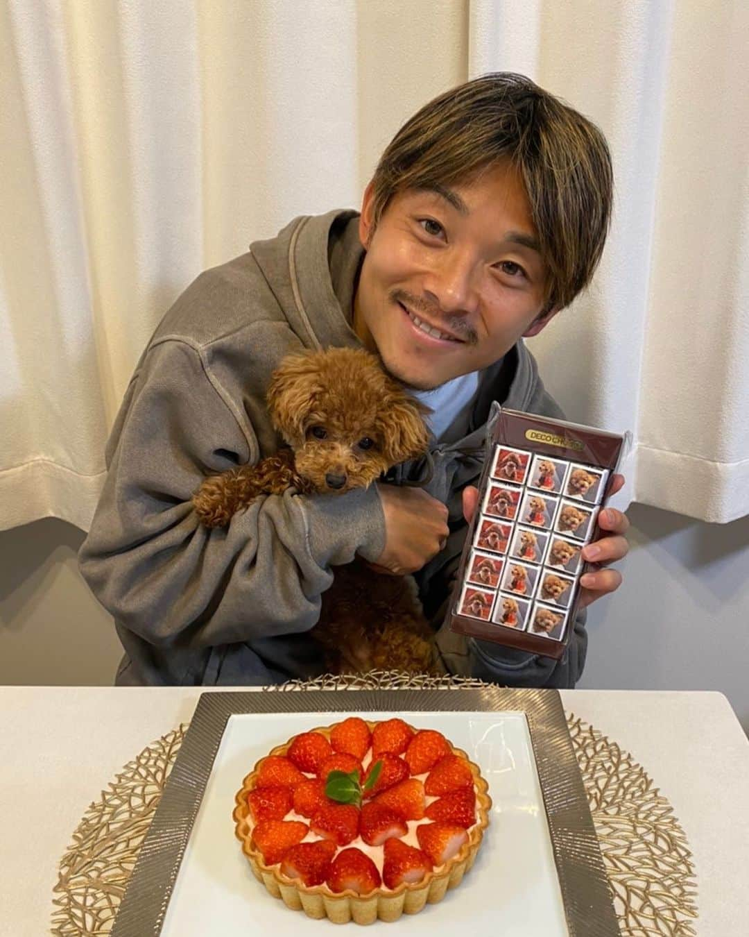 阿部浩之のインスタグラム：「. 今年はバレンタインデーでいちごタルトを作ってくれましたー🍰 りまちゃんからはチロルチョコ貰いました🤣笑  いちごタルト甘さ控えめにしてくれてめっちゃ美味しかったけど、チロルチョコはパッケージが可愛すぎて食べれない😂笑笑  今年も頑張るパワーを貰いました👍」