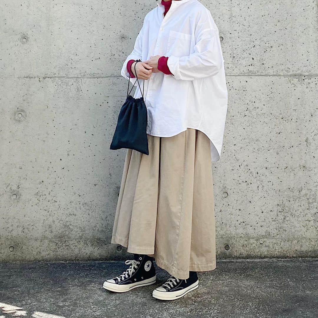 ryokoのインスタグラム：「▪︎ . 白シャツとベージュのカルメンキュロット . . . shirt #graphpaper  knit #uniqlo bottoms #harvesty shoes #converse  bag #era_goods」