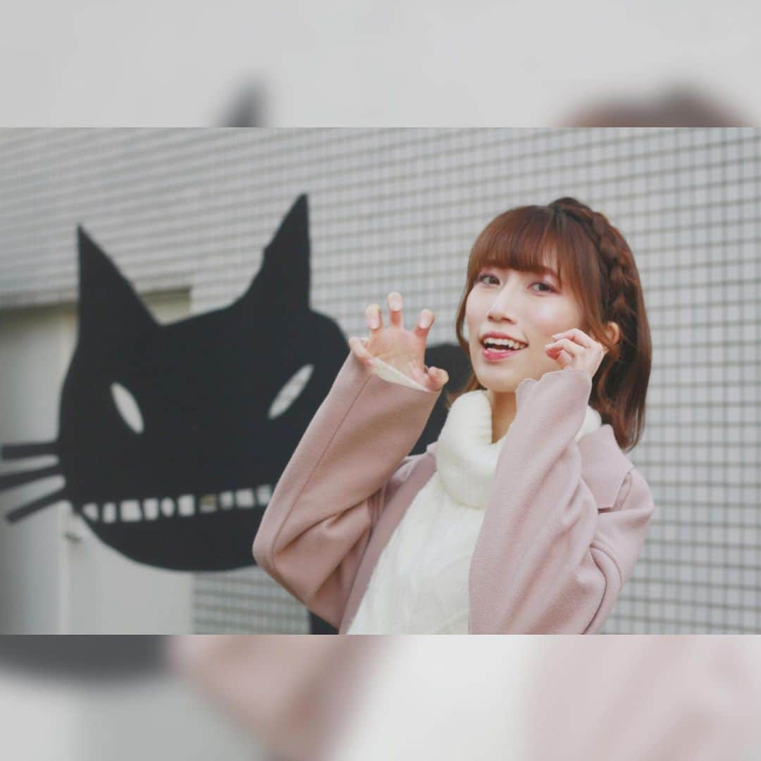 板野優花のインスタグラム：「Photo by @dianyanbeicun さん ・ 私がポージングとかするなら 綺麗系とかカッコイイ系の方面が 顔立ち的にもとくいではあるんだけど 色んな顔ができるを目指してるし そうでありたいからこの日は ｢可愛い系やってまだまだできるもん🥺💓｣が 目標でしたー😂(バレンタイン企画だったし！) ・ 特にお伝えはしてなかったんだけど それを引き出してくれたノリさんに とっても感謝な1枚📸💓 ・ #aoichance撮影会  #シャドウライツ撮影会  #猫 #ポートレート #関西モデル #サロンモデル #イベントMC #撮影会モデル #ポトレモデル #カメラマンさんと繋がりたい #美容師さんと繋がりたい #有名になりたい #イベントmc #関西タレント #ポートレート好きな人と繋がりたい #ポートレートしま専科 #スタジオ撮影 #夢を叶える #あざとい #好きな仕事で生きていく #japanesegirl #kawaii  #西梅田」