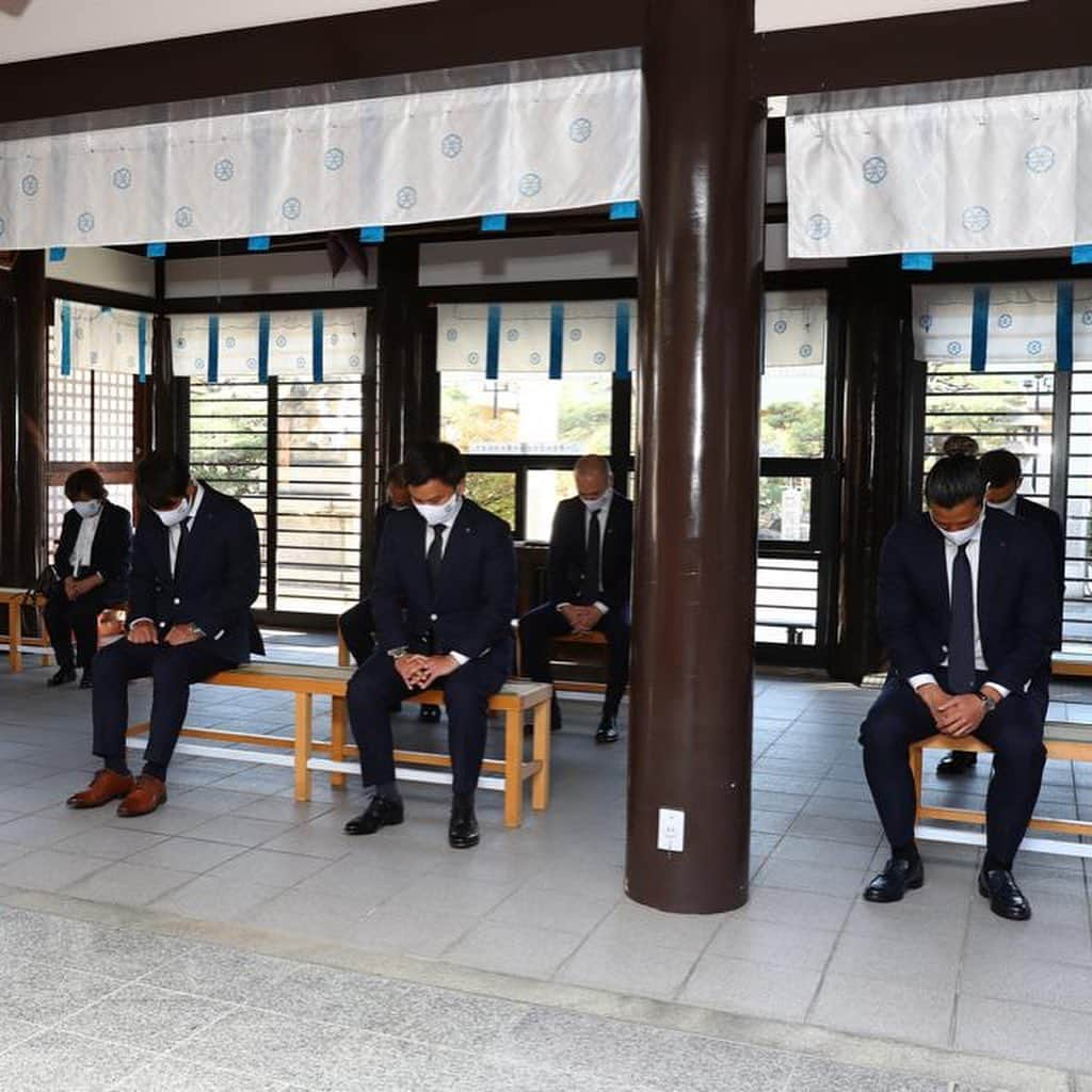 アンドレス・イニエスタさんのインスタグラム写真 - (アンドレス・イニエスタInstagram)「Visita al templo Wada Shrine para el ritual Hissho Kigan. Deseando una feliz temporada del @visselkobe! 🙏🏼💪🏻  和田神社で必勝祈願。素晴らしいシーズンになりますように！ @visselkobe 🙏🏼💪🏻」2月16日 20時58分 - andresiniesta8