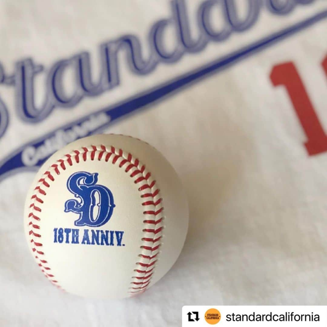 Rawlings Japanさんのインスタグラム写真 - (Rawlings JapanInstagram)「#Repost @standardcalifornia with @make_repost ・・・ 毎年「ファッションとフードのコラボレーション」をテーマにお届けしてきたアニバーサリー企画。  今回はスポーツがテーマなので、18周年を記念したSDロゴの入るRAWLINGSの硬式球がTシャツとセットになります。  アニバーサリーTシャツの発売は2月22日（月）。 皆様お楽しみに。  #standardcalifornia  #スタンダードカリフォルニア #18th #18thanniversary #anniversary #18周年 #anniversarygift #rawlings #ローリングス #baseball #硬式球 #fashion #ファッション @rawlings_japan_llc」2月16日 20時51分 - rawlings_japan_llc