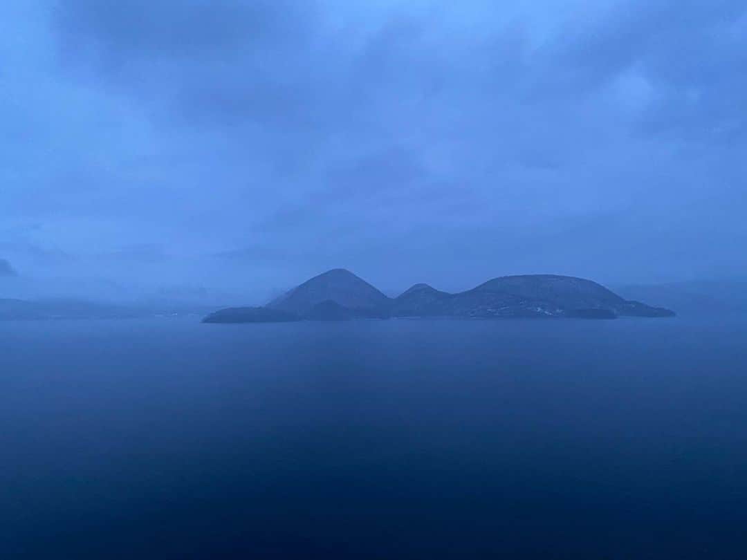 佐々木明のインスタグラム：「【Hokkaido】 Lake Toya. 爆弾的な低気圧により山はcloseの為、小学生の頃よく家族で泊まっていた懐かしい懐かしい思い出を呼び覚ますためにサンパレスへ来てみた。  あの大きなブッフェ会場と当時は大きく大きく感じていたプールや大浴場も今はまた全く違った感覚で、大人になったのかなぁ。と言うことは確実に時間がなくなっているんだな。と感じてますます今しかない今の時間を味わい深く堪能していきたいなと思った次第です。  どうせ墓にはなんにも持っていけないって言いますし、実際そうだとも思うので楽しいだけでは成功とか満足とかは得られないとは思いますが、どしどし楽しんでいければと思いました。  北海道からほとんど出ていない今シーズンですが、日本の雪山はとにかくバリエーションに富んだスノーエリアが豊富だなと感じています。多くの時間を過ごしたヨーロッパのスノーエリアにはない「良さ」確実にあります。  #grsnaps  #gr3 #grphotography #hokkaidolove  #hokkaido #japan #洞爺湖温泉」