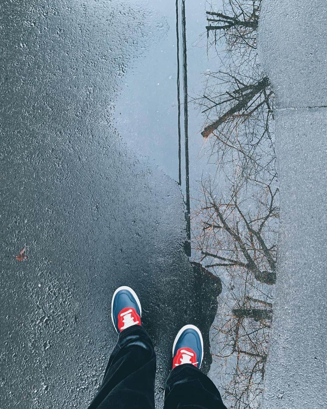鈴木亜美さんのインスタグラム写真 - (鈴木亜美Instagram)「雨が上がった瞬間を狙って、新しい靴をおろしました👟🆕  絶対黒が使えると思いつつ、ネイビー×赤を選んでしまう。可愛い。土踏まずのクッションが心地よくて、目的地を通り越しそうでした。  〻身につけているもの〻 shoes @yohjiyamamotoofficial × @adidas  . . #yohjiyamamotoshoes  #adidasshoes #雨上がり」2月16日 20時52分 - amisuzuki001