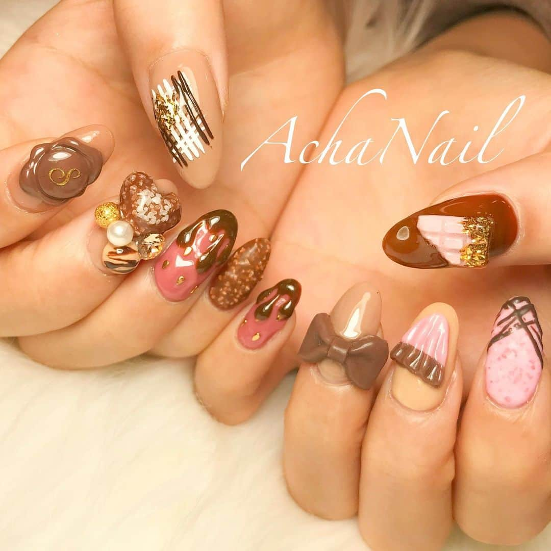 AchaNailのインスタグラム：「チョコレートネイル💖﻿ ﻿ https://ameblo.jp/acha-nail/entry-12656802632.html﻿ ﻿ #ネイル #ジェルネイル #フィルイン #フィルイン導入サロン #南池袋 #池袋 #池袋ネイルサロン #ネイルデザイン #チョコネイル #チョコレート #バレンタイン #バレンタインネイル #アポロチョコ #シーリング #スイーツネイル #つぶつぶイチゴ #りぼんネイル #自分チョコ #chocolatenails #Nails #AchaNail #NailStagram #InstaNails #Nailart #JapaneseNailart #NailDesign #Gelnails #kawaii #네일 #日式美甲」