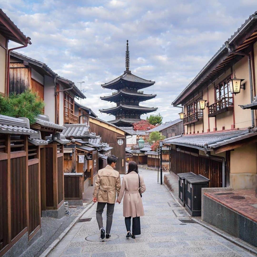 THE SODOH WEDDING OFFICIALさんのインスタグラム写真 - (THE SODOH WEDDING OFFICIALInstagram)「お打合せや﻿ブライダルフェアの帰りや﻿ 披露宴の前後にちょっとお散歩﻿ ﻿ 一念坂・二寧坂・産寧坂はもちろん﻿ 清水寺までの道のりも歩くだけで 京都を感じていただけますよね﻿ ﻿ ”お打合せ前にふたりで散歩して来ました〜”﻿ ”このあとぶらっとして帰ります〜”﻿ ﻿ お過ごしいただく時期によって﻿ 色々な過ごし方が出来るからこそ﻿ おふたりの結婚式の想い出に残り続けます﻿  ﻿ >>> @sodoh_wedding﻿ ﻿ #sodoh花嫁﻿ #thesodohhigashiyamakyoto﻿ #ザソウドウ東山京都#sodoh﻿ #weddingdress #dress #kyoto #wedding﻿ #thetreatdressing﻿ #プレ花嫁 #卒花嫁 #結婚準備 #式場探し﻿ #関西花嫁 #京都花嫁 #京都結婚式#東山」2月16日 20時52分 - sodoh_wedding